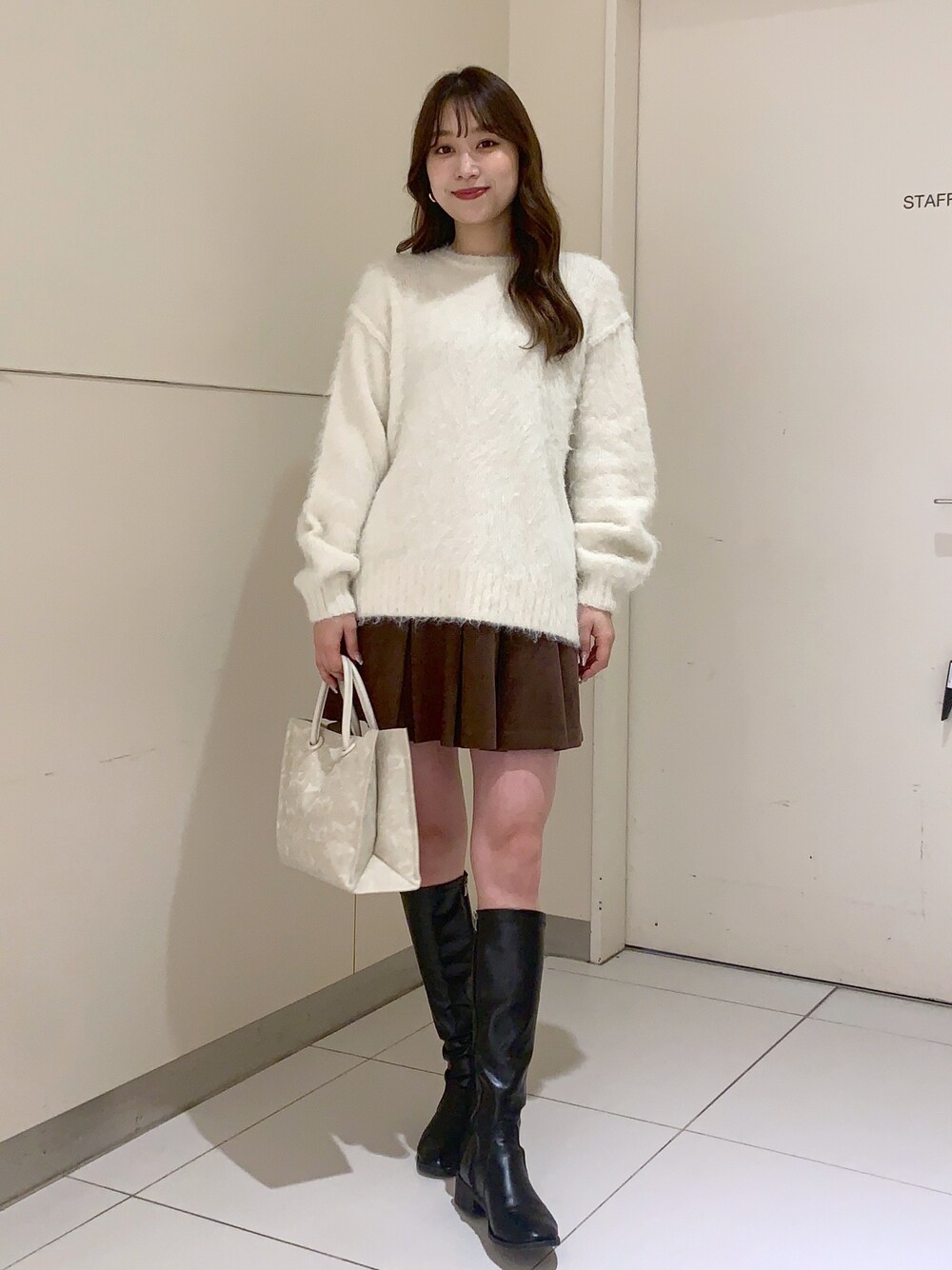「シンプルコーデ、大人カジュアル、ミニスカート、ニット、ロングブーツ」｜「FREE'S MARTのボックスプリーツミニスカート（スカート、ブラウン系）」を使った、freesnatsukiさん（レディース・167cm）の冬コーディネートの1枚目の写真