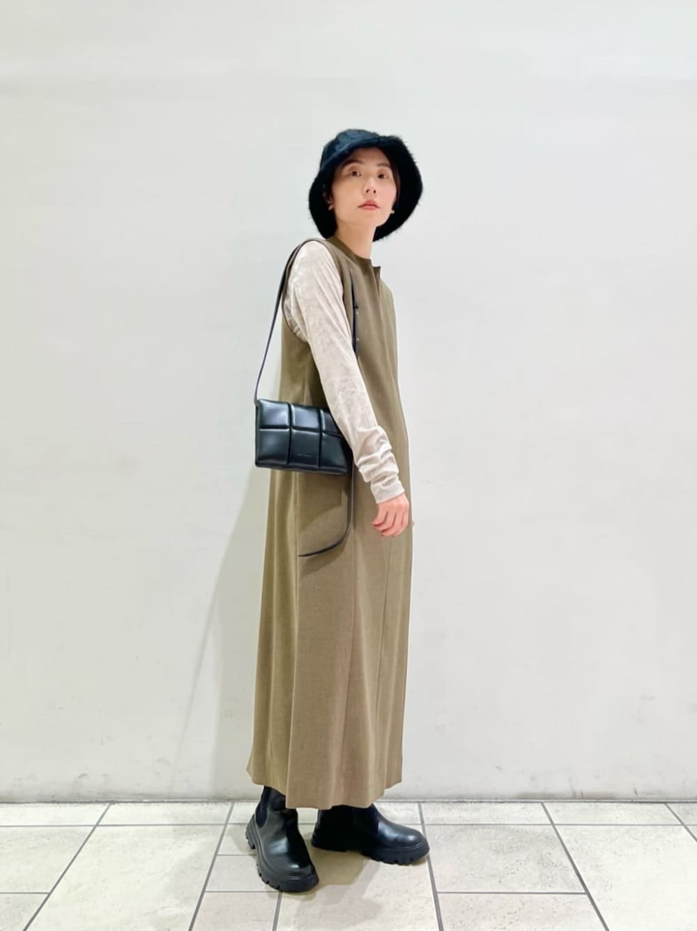 「ワンピース、モード、リラックススタイル、フェミニン、トラベル /リゾート、骨格_ウェーブ、パーソナルカラー_SUMMER、秋服、ブーツ」｜「BEAUTY&YOUTH UNITED ARROWSのフェイクレザー サイドゴア ショート ブーツ -晴雨兼用-（ブーツ、ブラック系）」を使った、上中（kaminaka）さん（レディース・158cm）の秋コーディネートの1枚目の写真