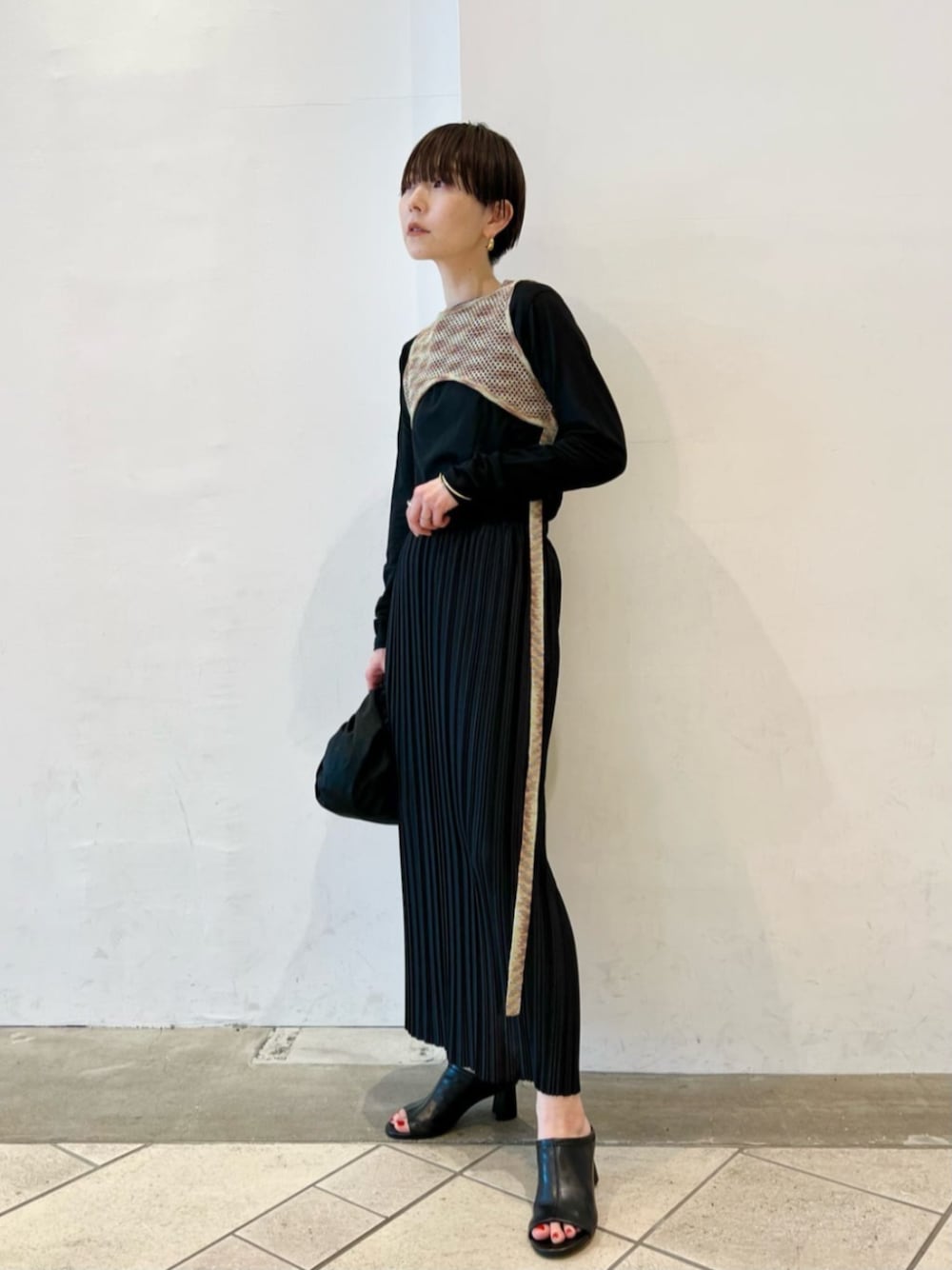 「モード、リラックススタイル、骨格_ウェーブ、パーソナルカラー_SUMMER、サンダル、春服、シアートップス」｜「BEAUTY&YOUTH UNITED ARROWSのソフト センターライン オープントゥ サンダル（サンダル、ブラック系）」を使った、上中（kaminaka）さん（レディース・158cm）の春コーディネートの1枚目の写真