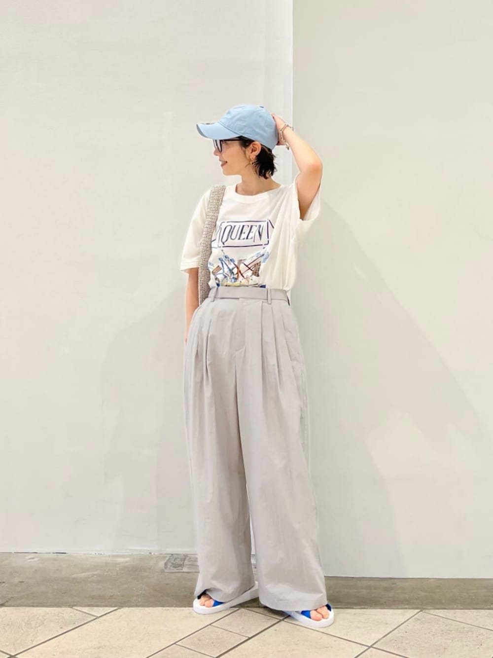 ホワイト系のTシャツ/カットソー、グレー系のその他パンツ、シルバー系のショルダーバッグを着用したレディースの夏コーディネートの1枚目の写真