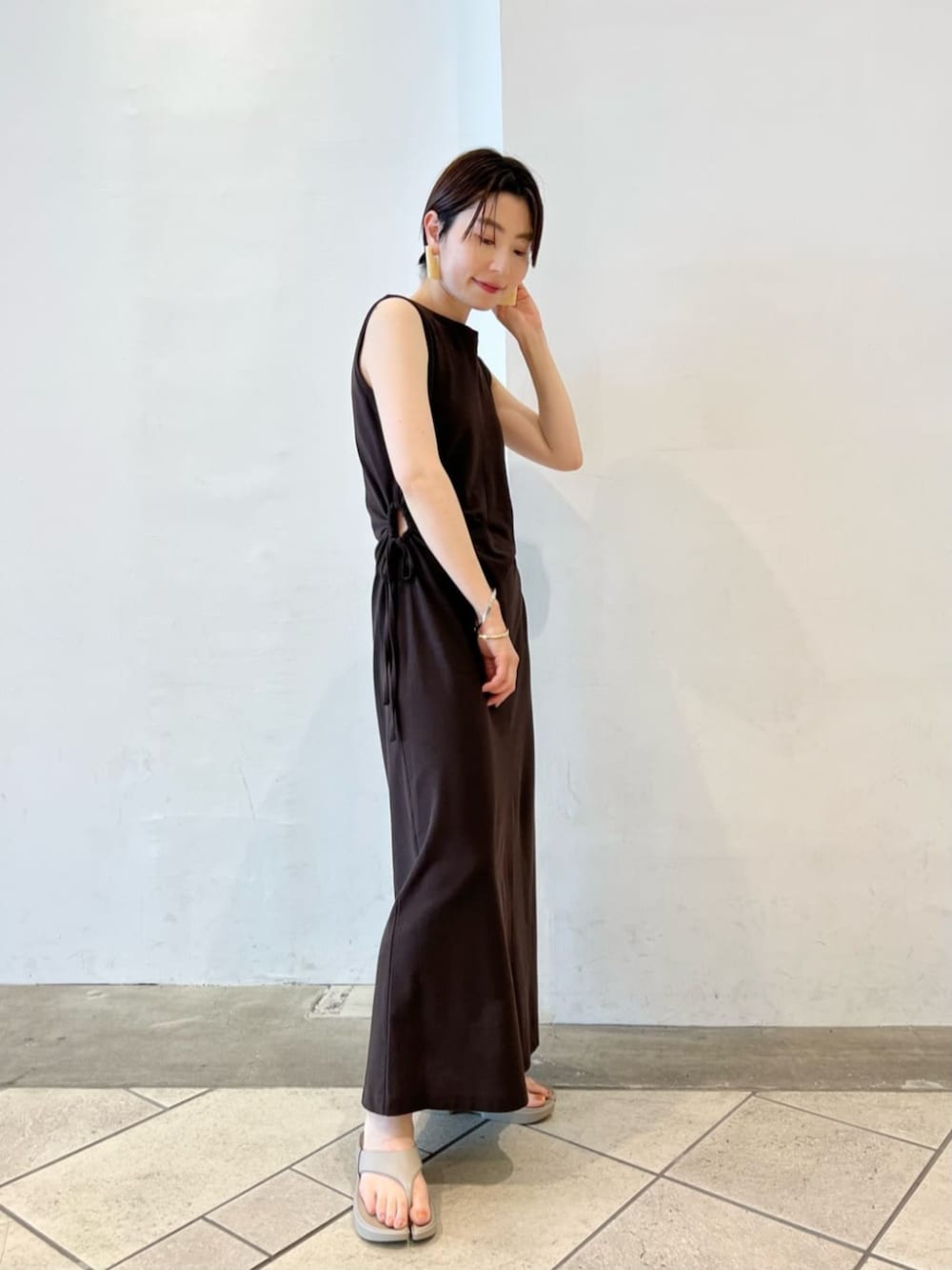 「ワンピース、リラックススタイル、フェミニン、骨格_ウェーブ、パーソナルカラー_SUMMER、サンダル、夏服」｜「BEAUTY&YOUTH UNITED ARROWSのメタルシンプル バングル（バングル/リストバンド、シルバー系）」を使った、上中（kaminaka）さん（レディース・158cm）の夏コーディネートの1枚目の写真