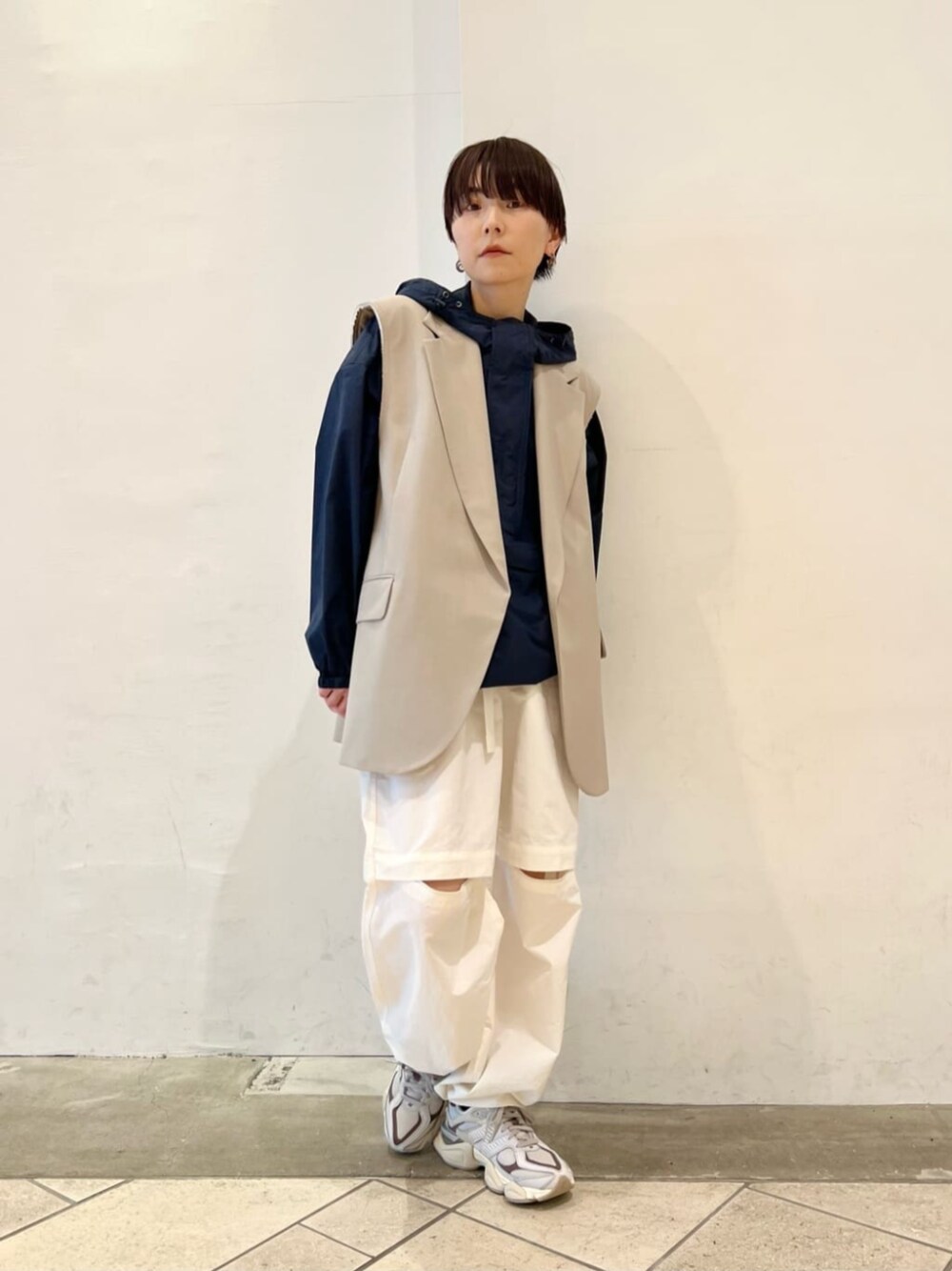 「ストリート、トレンド、リラックススタイル、アウトドア/アスレジャー、骨格_ウェーブ、パーソナルカラー_SUMMER」｜「BEAUTY&YOUTH UNITED ARROWSのナイロンタフタ アノラックパーカー（ナイロンジャケット、ブルー系）」を使った、上中（kaminaka）さん（レディース・158cm）の春コーディネートの1枚目の写真