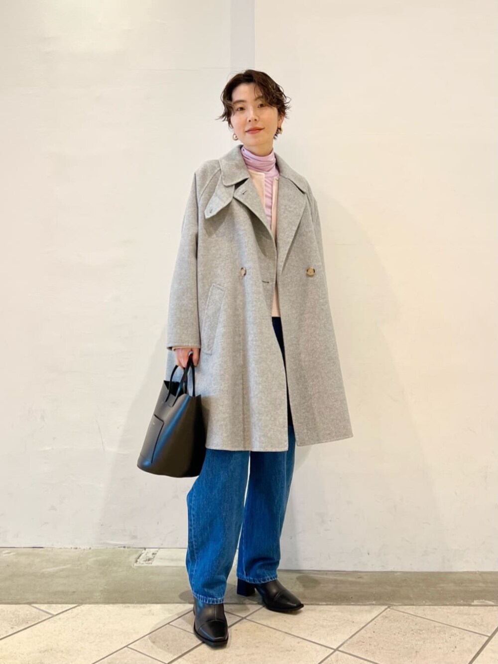 「フェミニン、リバーコート、骨格_ウェーブ、パーソナルカラー_SUMMER」｜「BEAUTY&YOUTH UNITED ARROWSのリバー ポンチョコート 22FW（ポンチョ、グレー系）」を使った、上中（kaminaka）さん（レディース・158cm）の冬コーディネートの1枚目の写真