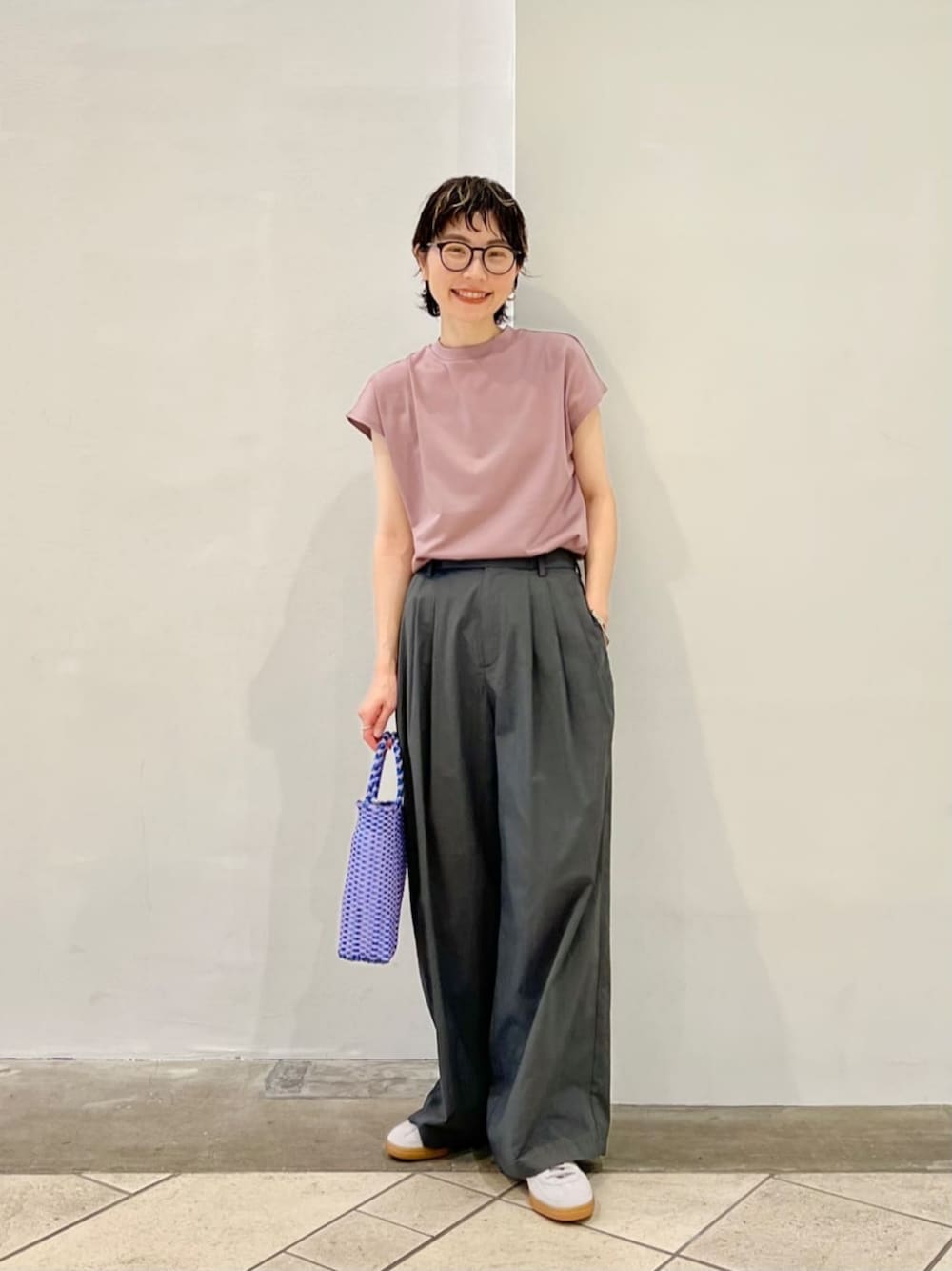 その他のTシャツ/カットソー、グレー系のその他パンツ、パープル系のかごバッグを着用したレディースの夏コーディネートの1枚目の写真