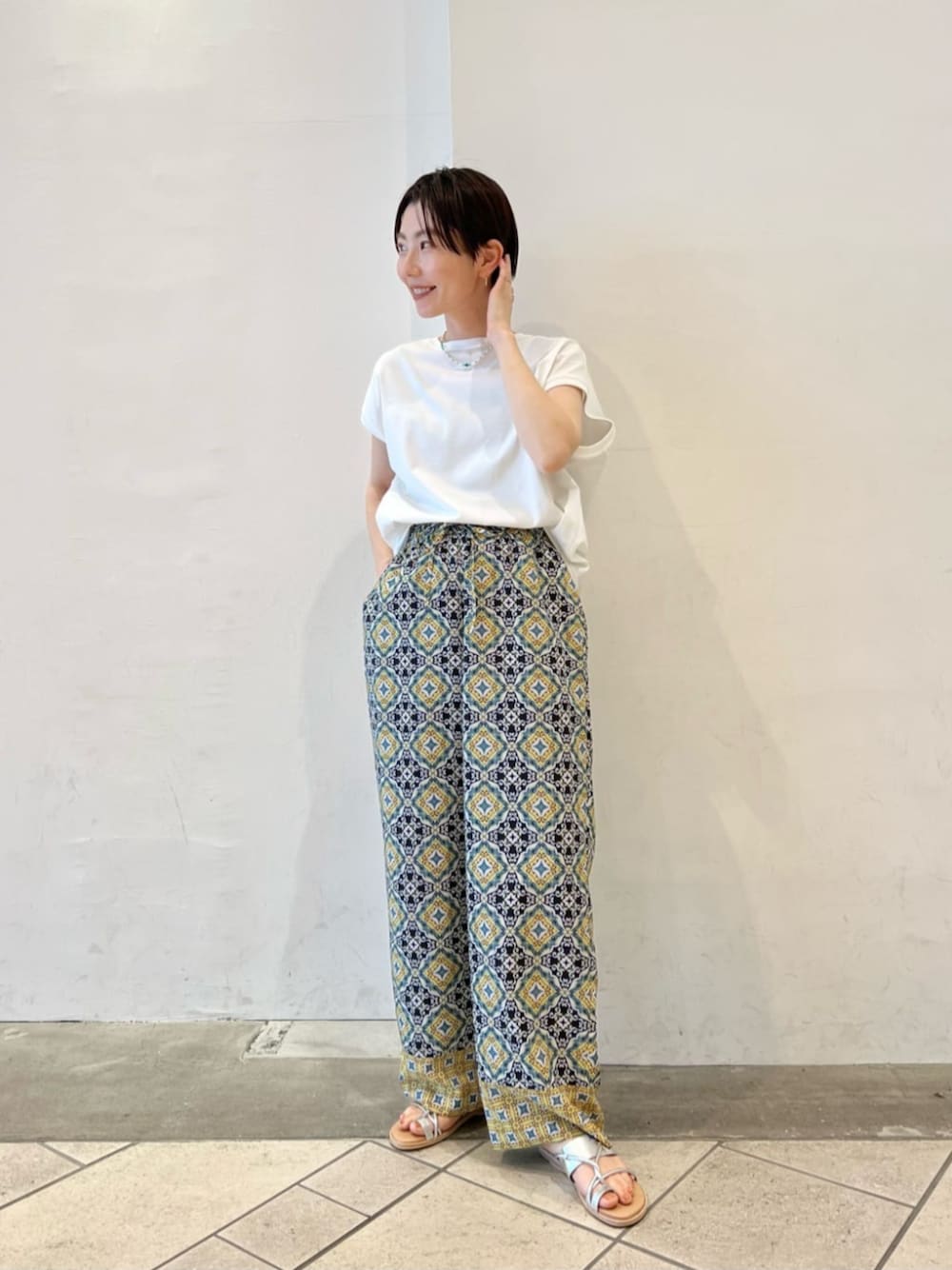 「トレンド、リラックススタイル、骨格_ウェーブ、パーソナルカラー_SUMMER、サンダル、Tシャツ、夏服」｜「BEAUTY&YOUTH UNITED ARROWSのタイルプリント ドローストイージーパンツ -ウォッシャブル-（その他パンツ、その他）」を使った、上中（kaminaka）さん（レディース・158cm）の春コーディネートの1枚目の写真