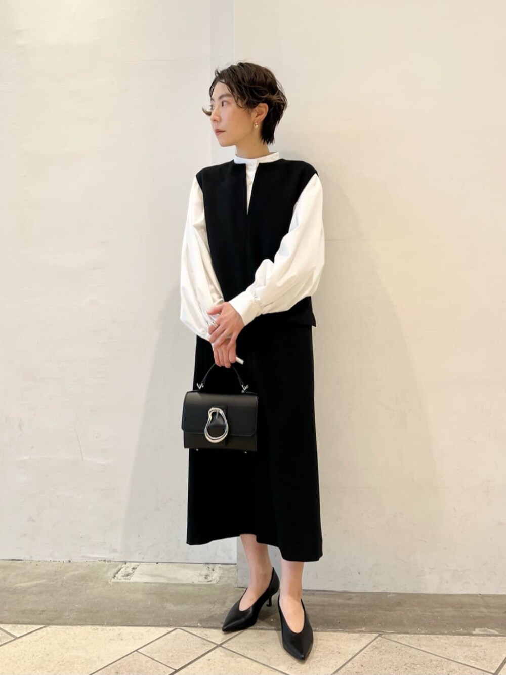 「フォーマル/セレモニー、骨格_ウェーブ、パーソナルカラー_SUMMER」｜「BEAUTY&YOUTH UNITED ARROWSのレザー Uカット ポインテッドトゥ パンプス（パンプス、ブラック系）」を使った、上中（kaminaka）さん（レディース・158cm）の冬コーディネートの1枚目の写真