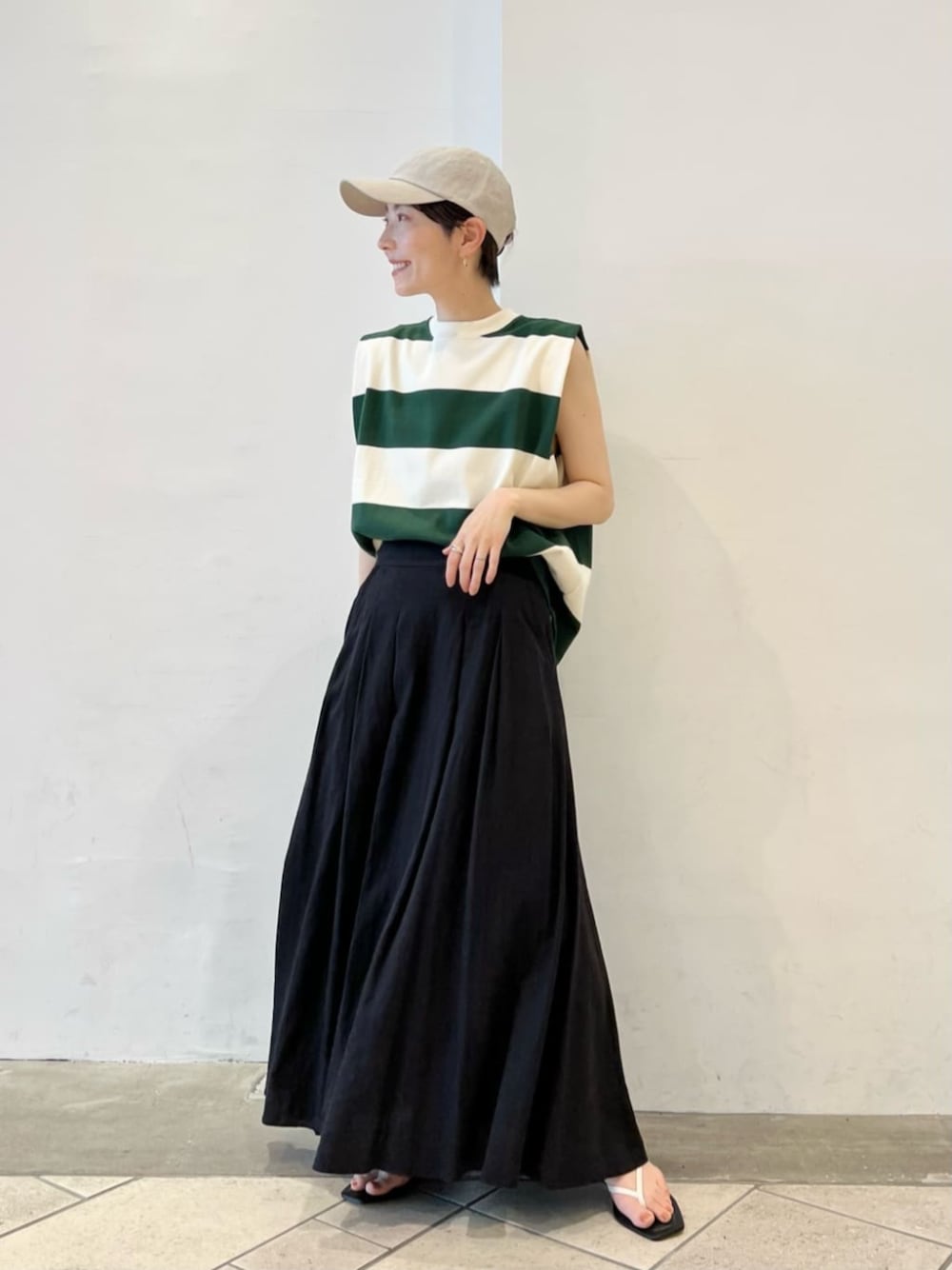 「リラックススタイル、骨格_ウェーブ、パーソナルカラー_SUMMER、サンダル、夏服」｜「BEAUTY&YOUTH UNITED ARROWSの麻レーヨンブレンド フレアマキシスカート -ウォッシャブル-（スカート、ブラック系）」を使った、上中（kaminaka）さん（レディース・158cm）の春コーディネートの1枚目の写真