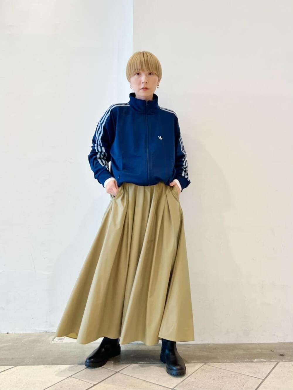 「ベーシック/トラッド、カーディガン、ジャケット、ストリート、トレンド、リラックススタイル、フェミニン、骨格_ウェーブ、パーソナルカラー_SUMMER、秋服、ブーツ、スカート」｜「adidas Originalsの＜adidas Originals＞トラック ジャケット（その他トップス、ブルー系）」を使った、上中（kaminaka）さん（レディース・158cm）の秋コーディネートの1枚目の写真