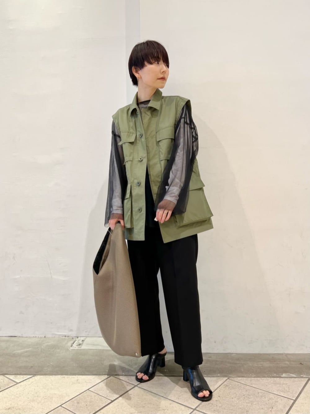 「モード、トレンド、骨格_ウェーブ、パーソナルカラー_SUMMER」｜「BEAUTY&YOUTH UNITED ARROWSのBY コットンナイロン天竺 シアー クルーネック Tシャツ -ウォッシャブル-（Tシャツ/カットソー、ホワイト系）」を使った、上中（kaminaka）さん（レディース・158cm）の春コーディネートの1枚目の写真