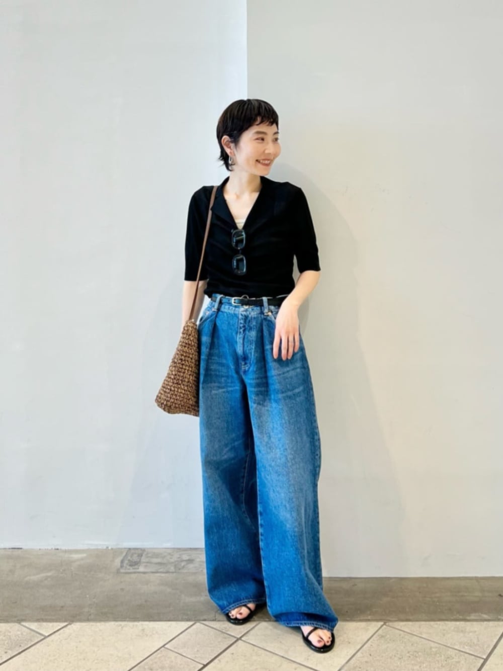 「ベーシック/トラッド、モード、トレンド、リラックススタイル、フェミニン、ニット、骨格ウェーブ、ブルベ夏、デニム、サンダル、サングラス、紫外線対策、シアートップス、リゾートスタイル、サマーニット」｜「BEAUTY&YOUTH UNITED ARROWSのメタル ハートライン イヤリング（イヤリング、シルバー系）」を使った、上中（kaminaka）さん（レディース・158cm）の夏コーディネートの1枚目の写真