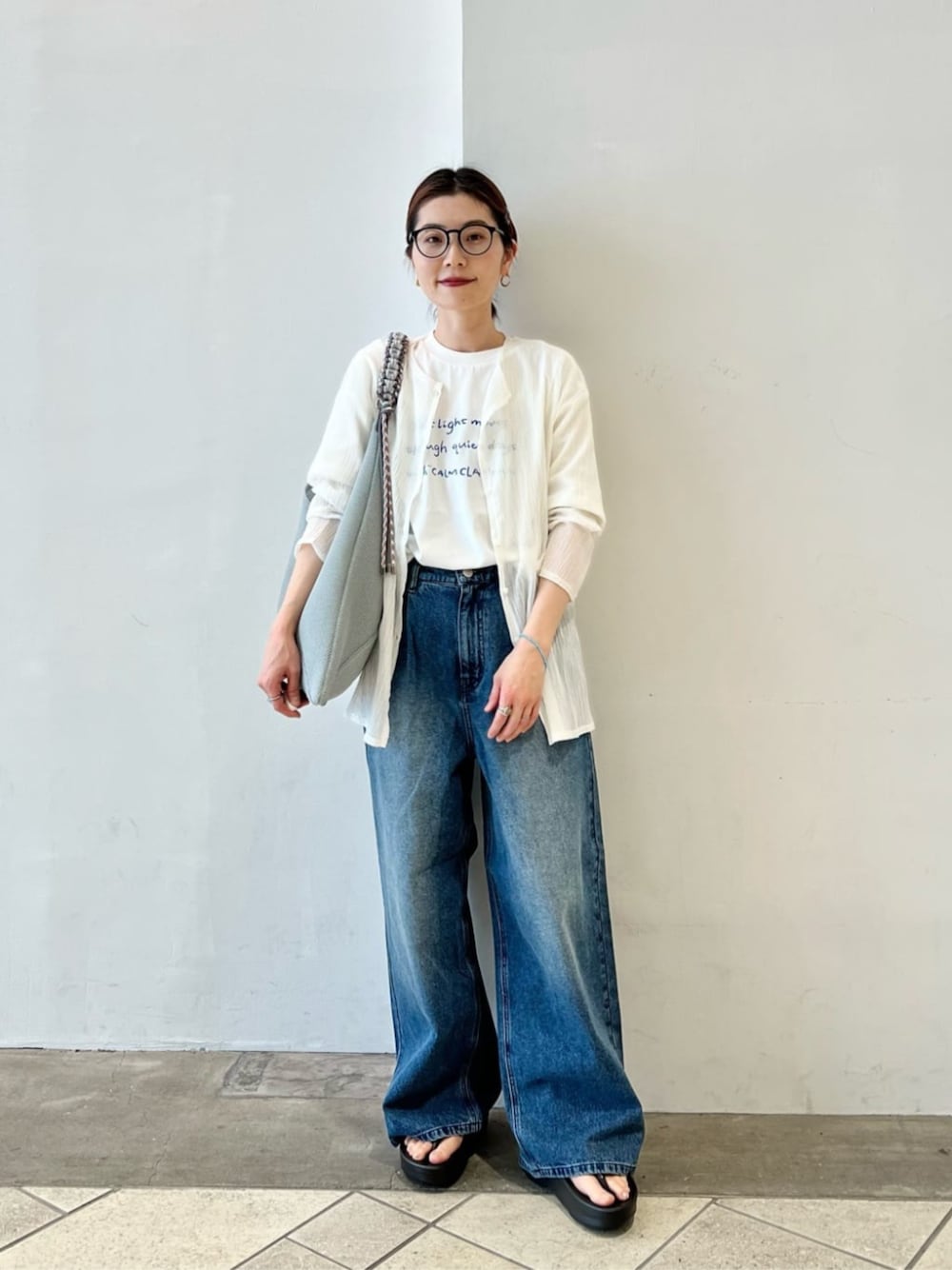 ブラック系のサンダル、その他のTシャツ/カットソー、ホワイト系のカーディガン/ボレロを着用したレディースの夏コーディネートの1枚目の写真