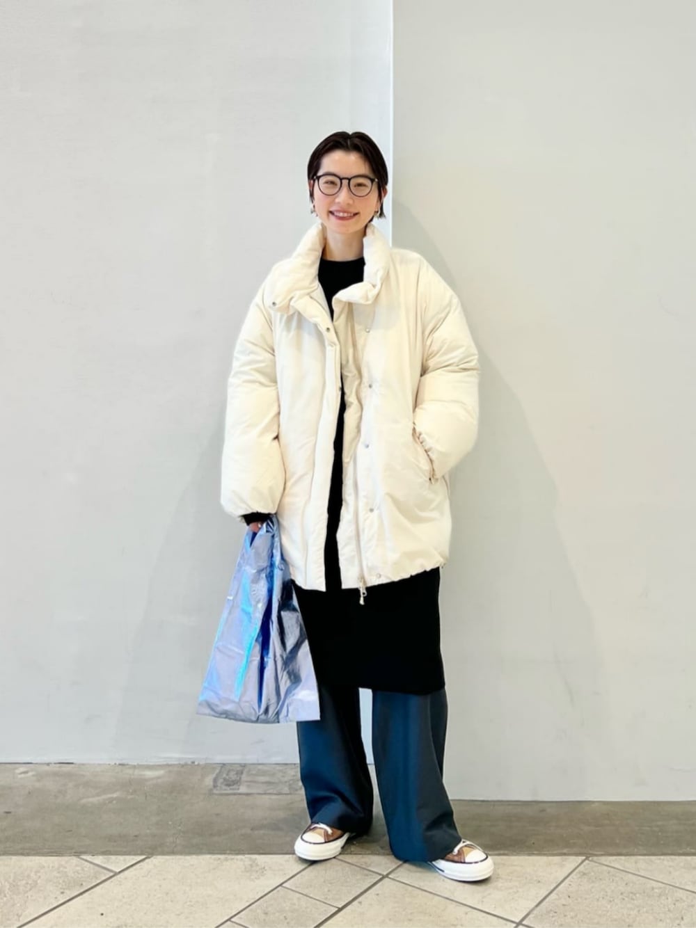 「ベーシック/トラッド、リラックス、モード、トラベル、アウトドア、スニーカー、ニット、ダウン、秋服、冬服、秋コーデ、冬コーデ、ワンピース、骨格ウェーブ、ブルべ夏」｜「BEAUTY&YOUTH UNITED ARROWSのカルゼパッチポケット イージーパンツ-ウォッシャブル-（その他パンツ、グレー系）」を使った、上中（kaminaka）さん（レディース・158cm）の冬コーディネートの1枚目の写真