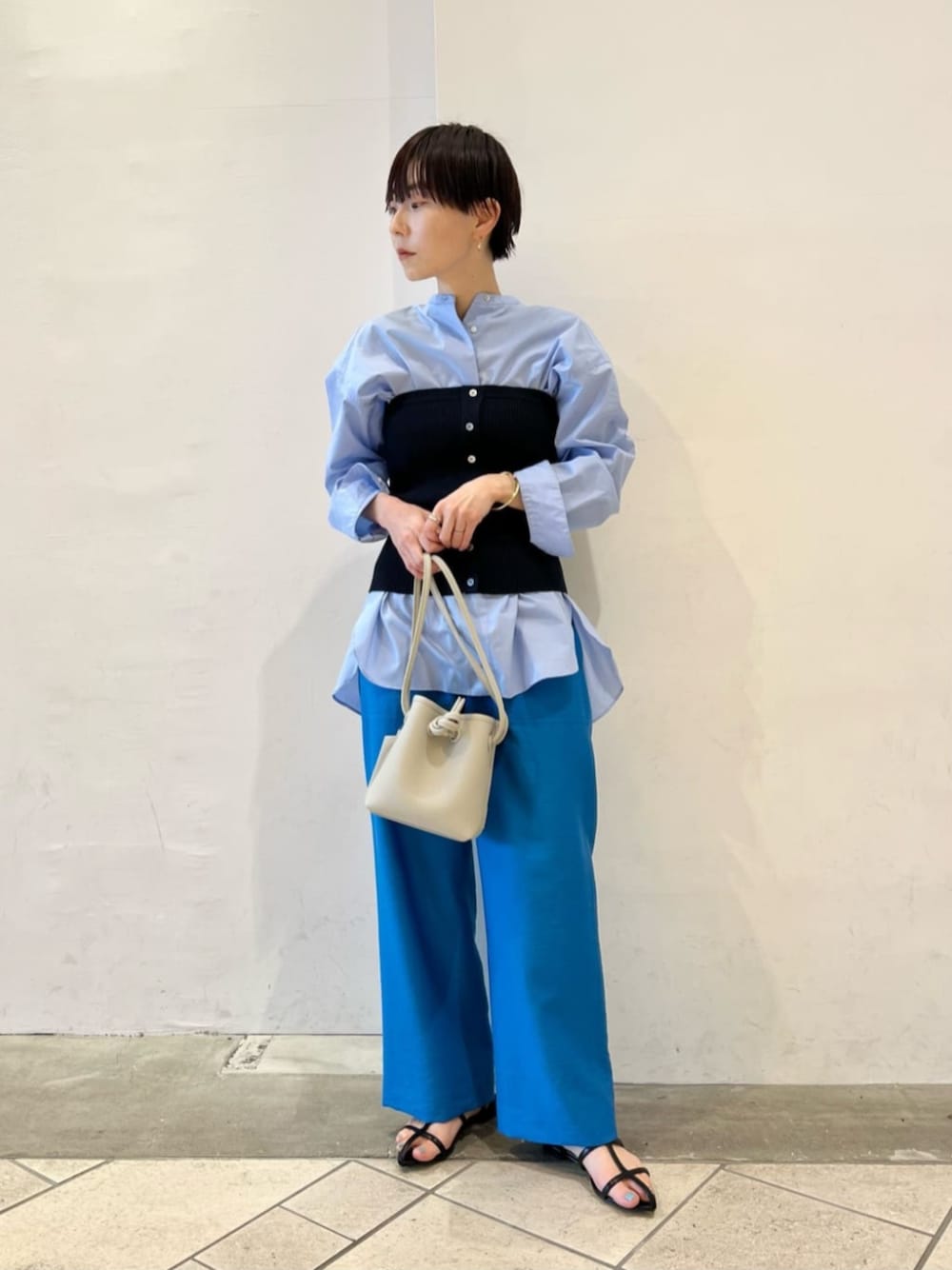 「トレンド、骨格_ウェーブ、パーソナルカラー_SUMMER」｜「BEAUTY&YOUTH UNITED ARROWSのコットンタイプライター スキッパー チュニック -ウォッシャブル-（シャツ/ブラウス、ブルー系）」を使った、上中（kaminaka）さん（レディース・158cm）の春コーディネートの1枚目の写真