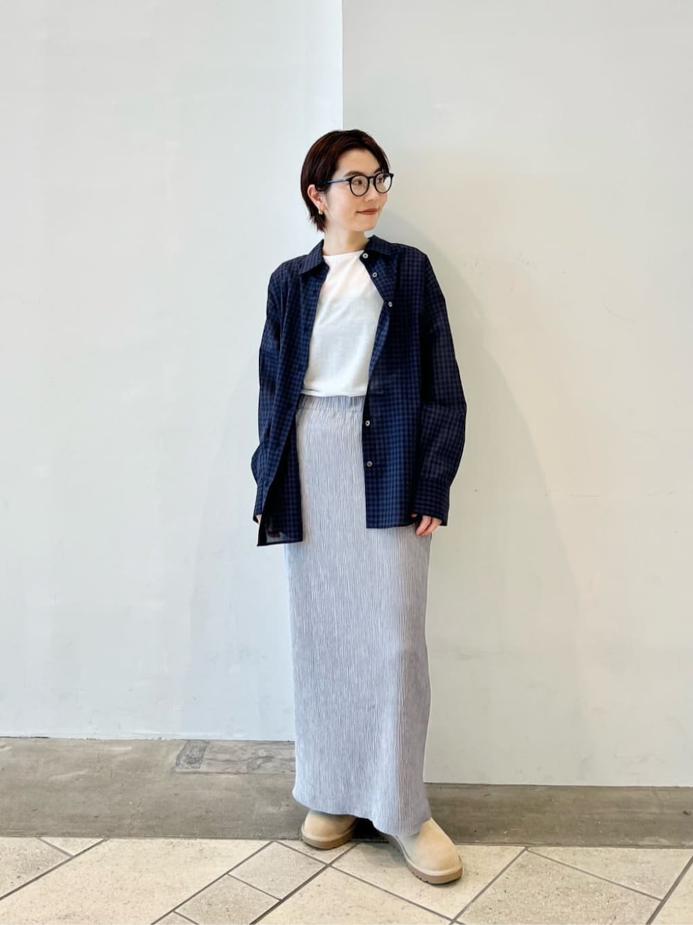 ホワイト系のTシャツ/カットソー、ブルー系のシャツ/ブラウス、グレー系のスカートを着用したレディースの秋コーディネートの1枚目の写真