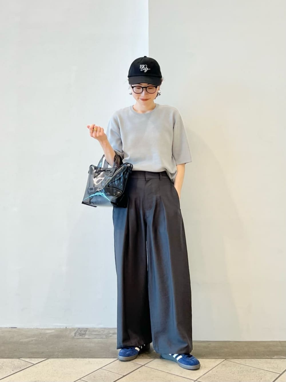 「ベーシック/トラッド、ストリート、トレンド、リラックス、トラベル、スニーカー、夏服、夏コーデ、トートバッグ、キャップ、骨格ウェーブ、ブルべ夏」｜「BEAUTY&YOUTH UNITED ARROWSのハーフミラノ ショートスリーブ ニットプルオーバー -ウォッシャブル-（ニット/セーター、グレー系）」を使った、上中（kaminaka）さん（レディース・158cm）の夏コーディネートの1枚目の写真