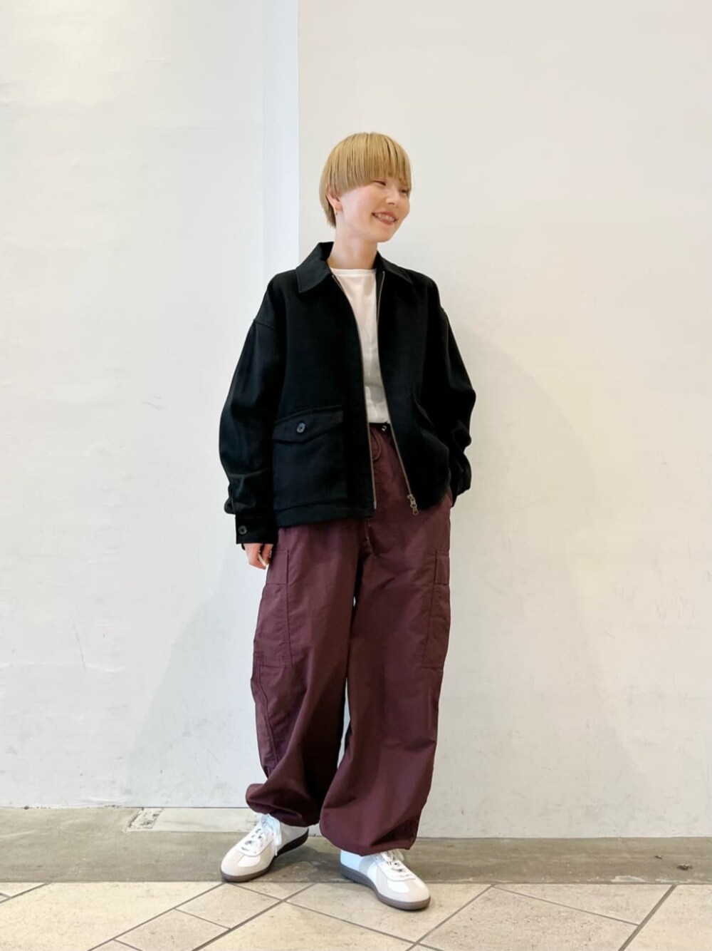 「ベーシック/トラッド、ジャケット、スニーカー、モード、トレンド、骨格_ウェーブ、パーソナルカラー_SUMMER、秋服、冬服」｜「BEAUTY&YOUTH UNITED ARROWSのコットンナイロン天竺 シアー クルーネック Tシャツ（Tシャツ/カットソー、ホワイト系）」を使った、上中（kaminaka）さん（レディース・158cm）の秋コーディネートの1枚目の写真