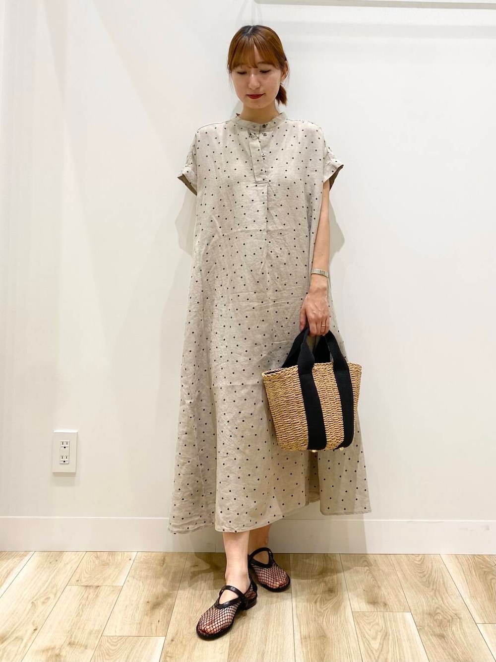 「RODE SKOのナチュラルカゴバッグ（ハンドバッグ、ベージュ系）」を使った、naoさん（レディース・158cm）の春コーディネートの1枚目の写真