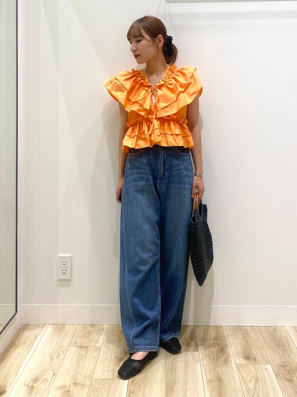 「RODE SKOのウッドハンドルペーパーバッグ（トートバッグ、ブラック系）」を使った、naoさん（レディース・158cm）の春コーディネートの1枚目の写真