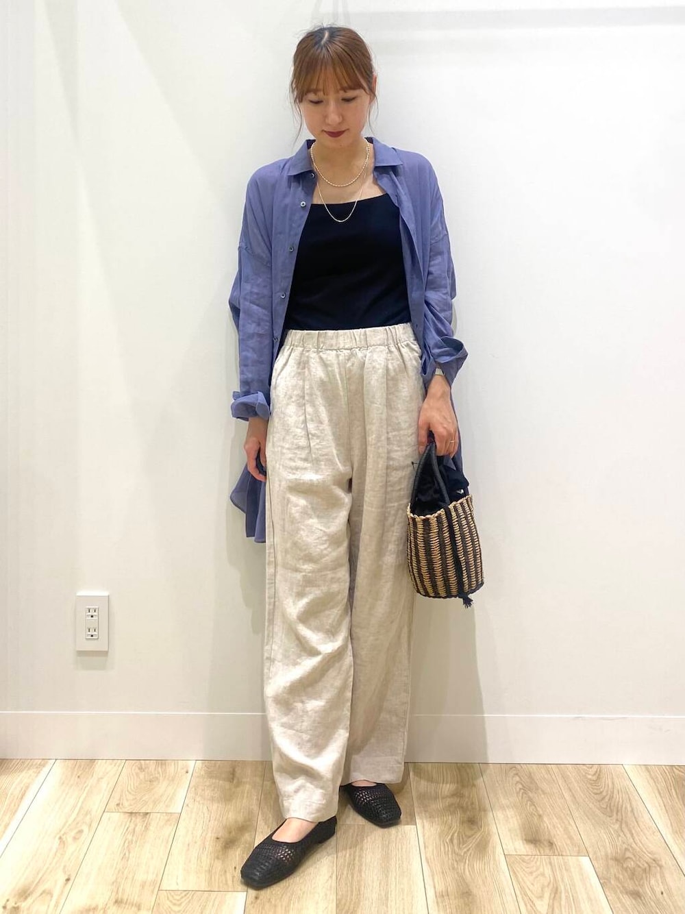 「URBAN RESEARCH DOORSのリネンイージーパンツ（その他パンツ、ベージュ系）」を使った、naoさん（レディース・158cm）の春コーディネートの1枚目の写真