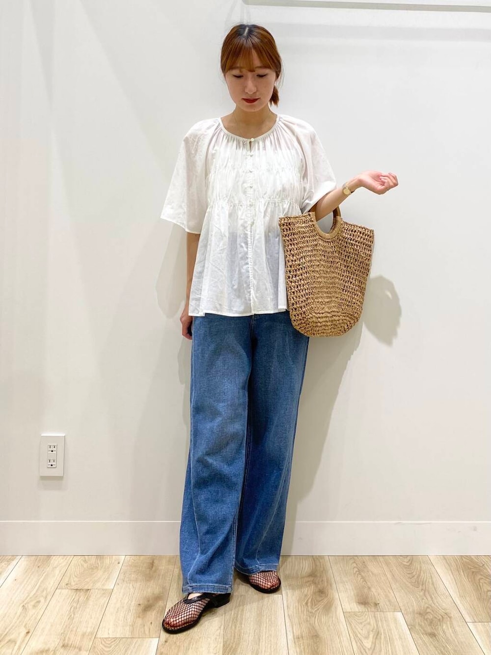 「RODE SKOのウッドハンドルペーパーバッグ（トートバッグ、ベージュ系）」を使った、naoさん（レディース・158cm）の春コーディネートの1枚目の写真