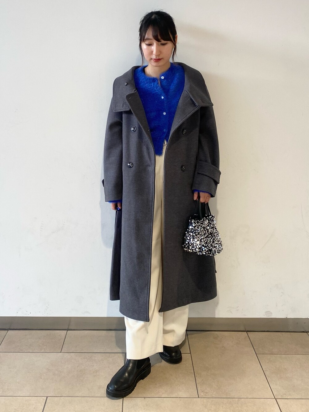 「冬アウター、ロングコート、スタンドカラー、カーディガン、スラックス、ブーツ、オトナカジュアル、お出かけコーデ、大人可愛い、きれいめカジュアル、休日スタイル、センスオブプレイス、SENSEOFPLACE、アーバンリサーチ、ロデスコ」｜「SENSE OF PLACE by URBAN RESEARCHのラメシャギークロップドカーディガン（カーディガン/ボレロ、ブルー系）」を使った、naoさん（レディース・158cm）の秋コーディネートの1枚目の写真