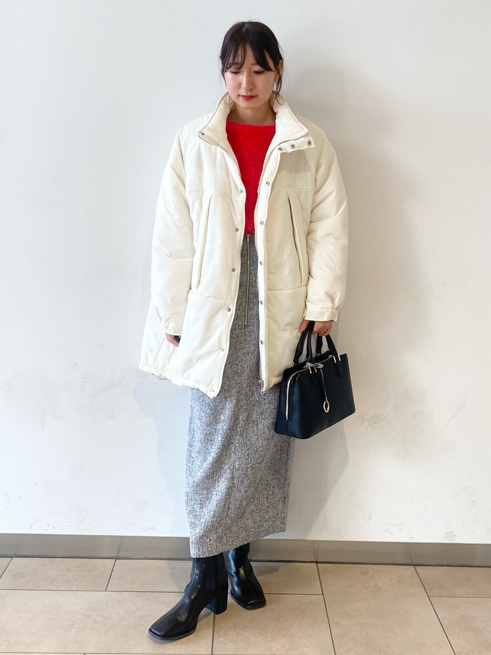 「冬コーデ、ホワイトコーデ、クリスマスに着たい服、ブーツ、ニット、テーマパークコーデ、オトナ女子、きれいめカジュアル、大人かわいい、シャギーニット、タイトスカート、カラーコーデ、センスオブプレイス、SENSEOFPLACE、アーバンリサーチ」｜「SENSE OF PLACE by URBAN RESEARCHのフロントジップアイラインスカート（スカート、グレー系）」を使った、naoさん（レディース・158cm）の冬コーディネートの1枚目の写真