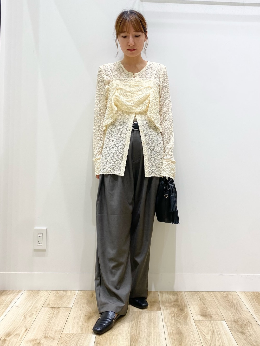 グレー系のその他パンツ、ブラック系のショルダーバッグ、ホワイト系のTシャツ/カットソーを着用したレディースの秋コーディネートの1枚目の写真