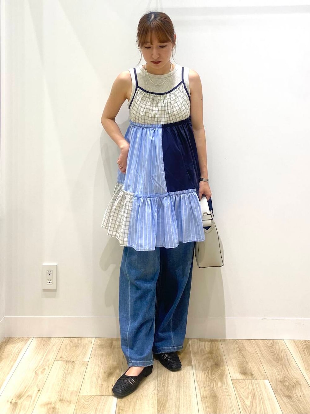 「MARCO BIANCHINIのMARCO BIANCHINI　バケツトートバッグ（トートバッグ、ホワイト系）」を使った、naoさん（レディース・158cm）の春コーディネートの1枚目の写真