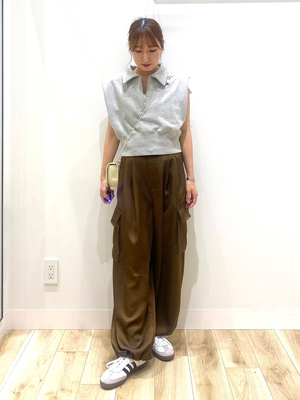 「ITTIの『別注』ITTI×URBAN RESEARCH　MICHELLE ERRAND POUCH（ショルダーバッグ、ホワイト系）」を使った、naoさん（レディース・158cm）の春コーディネートの1枚目の写真