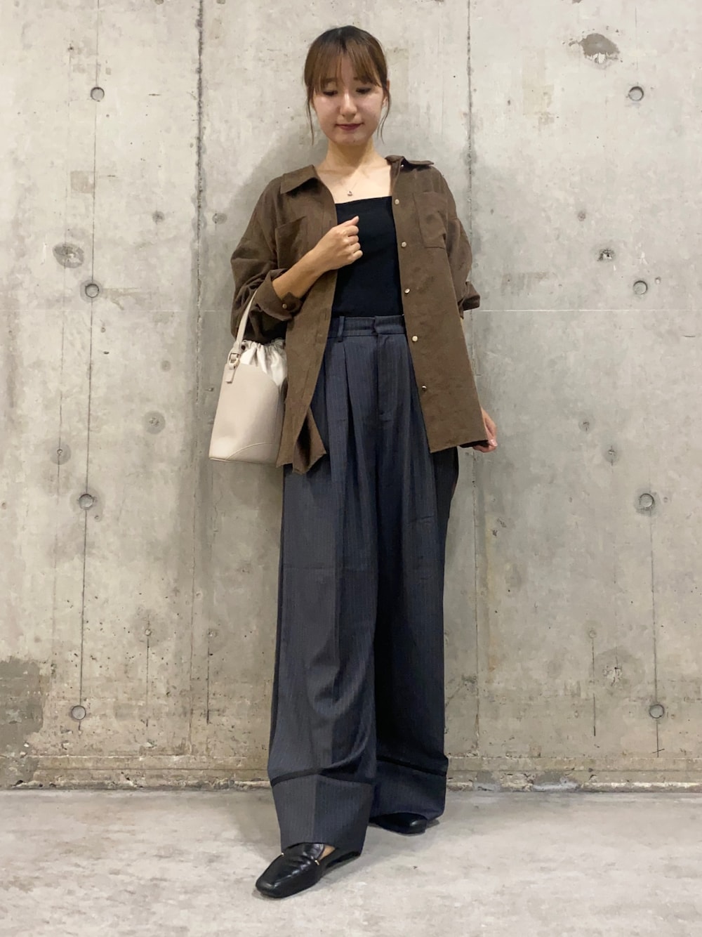 ブラウン系のシャツ/ブラウス、グレー系のその他パンツ、ブラック系のローファーを着用したレディースの秋コーディネートの1枚目の写真