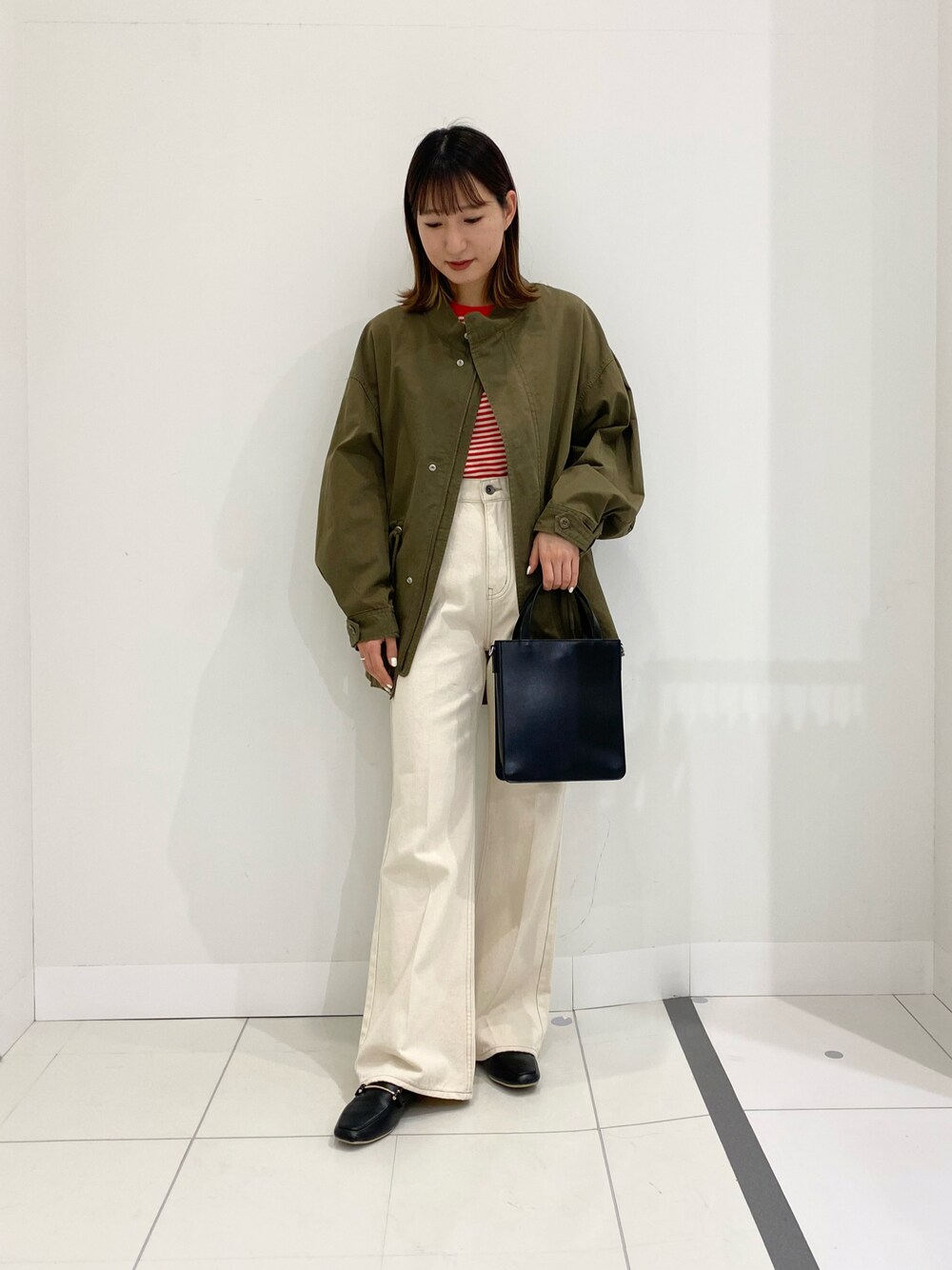「春コーデ、プチプラコーデ、モッズコート、ボーダー、デニム、フレアデニム、カラーデニム、ローファー、センスオブプレイス、SENSEOFPLACE」｜「SENSE OF PLACE by URBAN RESEARCHのセンタープレスフレアデニム（デニムパンツ、ホワイト系）」を使った、naoさん（レディース・158cm）の春コーディネートの1枚目の写真