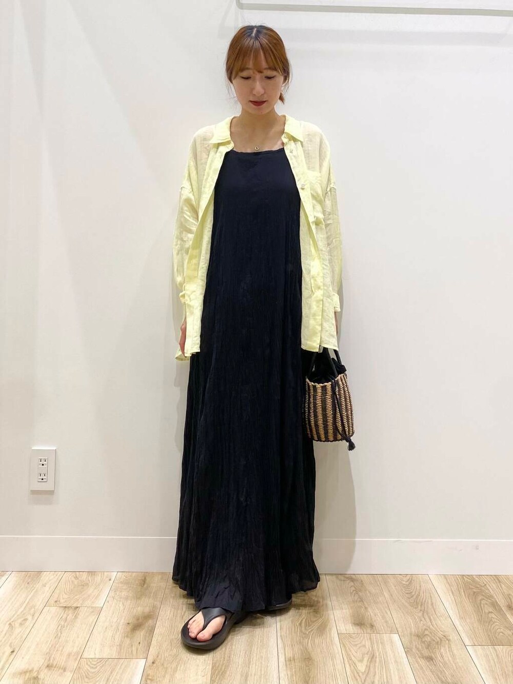 「URBAN RESEARCH DOORSの巾着カゴバッグ（ハンドバッグ、ブラック系）」を使った、naoさん（レディース・158cm）の夏コーディネートの1枚目の写真