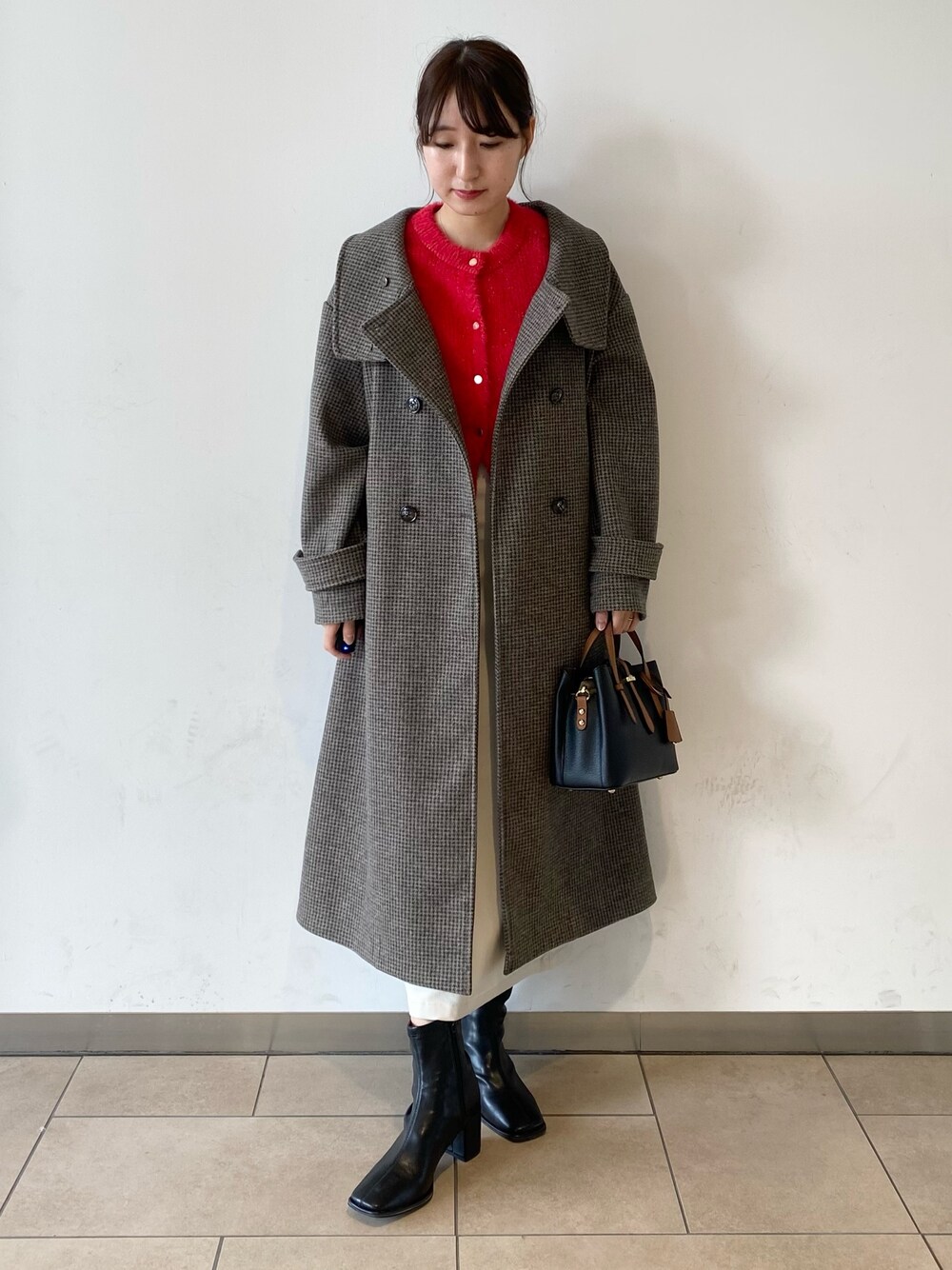 「冬コーデ、ロングコート、マイベストコーデ2024、大人かわいい、クリスマスに着たい服、クリスマスコーデ、カーディガン、ブーツ、タイトスカート、きれいめカジュアル、ママコーデ、センスオブプレイス、SENSEOFPLACE、アーバンリサーチ、ロデスコ」｜「SENSE OF PLACE by URBAN RESEARCHのスタンドカラーロングコート（ステンカラーコート、ブラウン系）」を使った、naoさん（レディース・158cm）の冬コーディネートの1枚目の写真