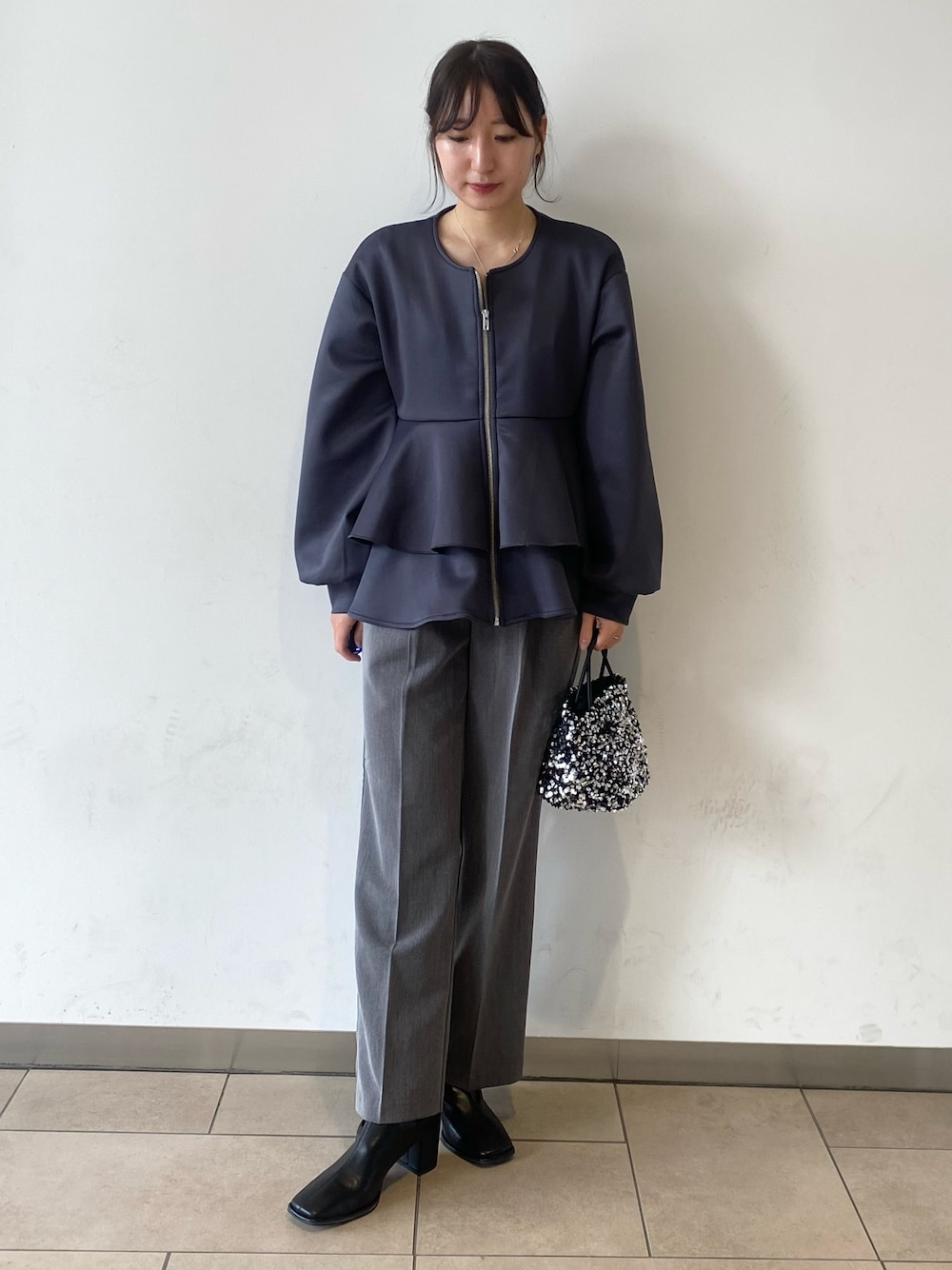 「冬コーデ、ブーツ、ぺプラムトップス、ストレートパンツ、ワントーン、大人コーデ、オケージョン、プチプラコーデ、お出かけコーデ、ママコーデ、きれいめカジュアル、センスオブプレイス、SENSEOFPLACE、アーバンリサーチ、ロデスコ」｜「SENSE OF PLACE by URBAN RESEARCHのフリルペプラムジップカーディガン（カーディガン/ボレロ、グレー系）」を使った、naoさん（レディース・158cm）の冬コーディネートの1枚目の写真