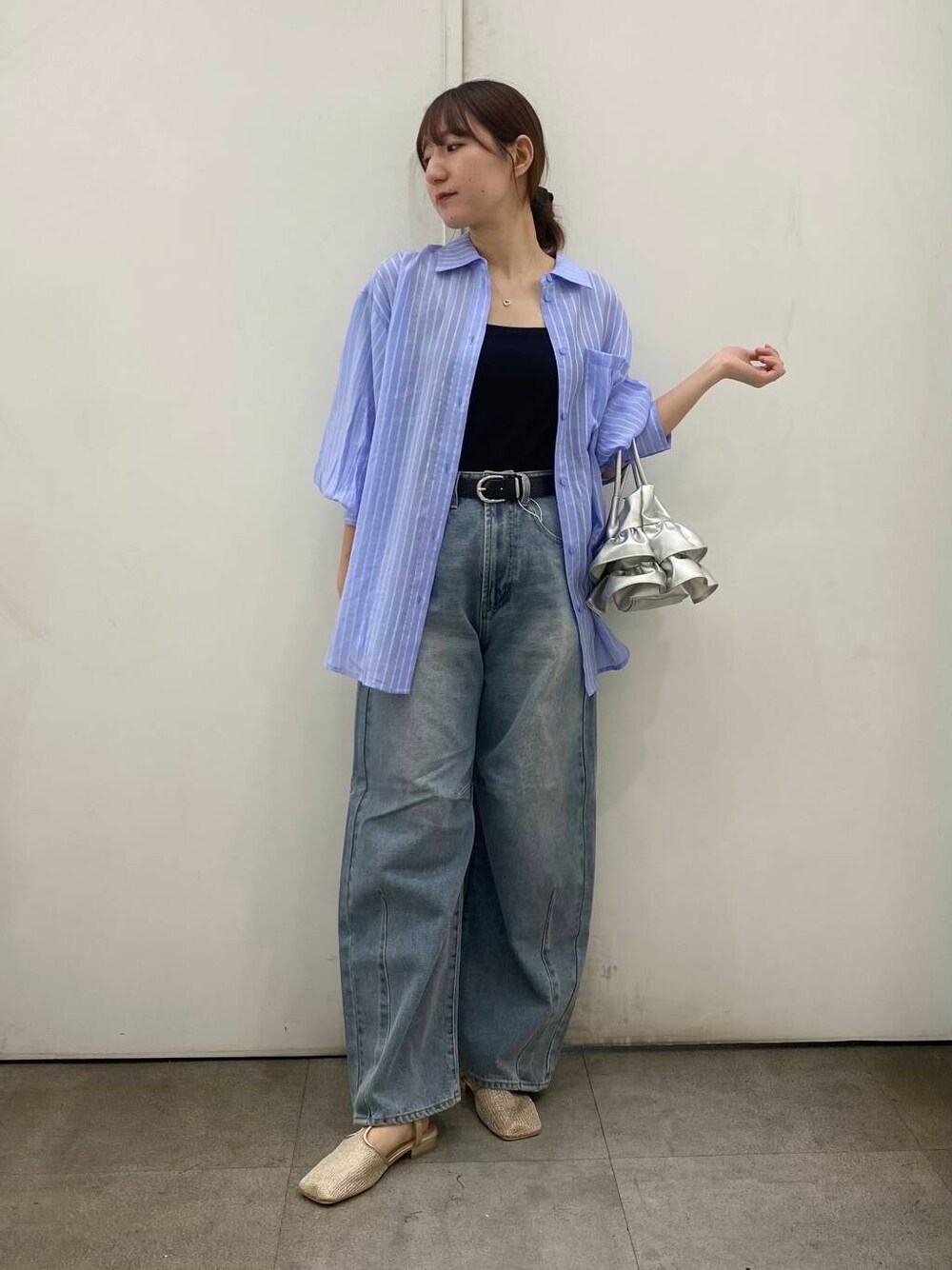 「SENSE OF PLACE by URBAN RESEARCHの『一部WEB限定カラー』ダブルストラップカップツキキャミソール（キャミソール、ブラック系）」を使った、naoさん（レディース・158cm）の春コーディネートの1枚目の写真