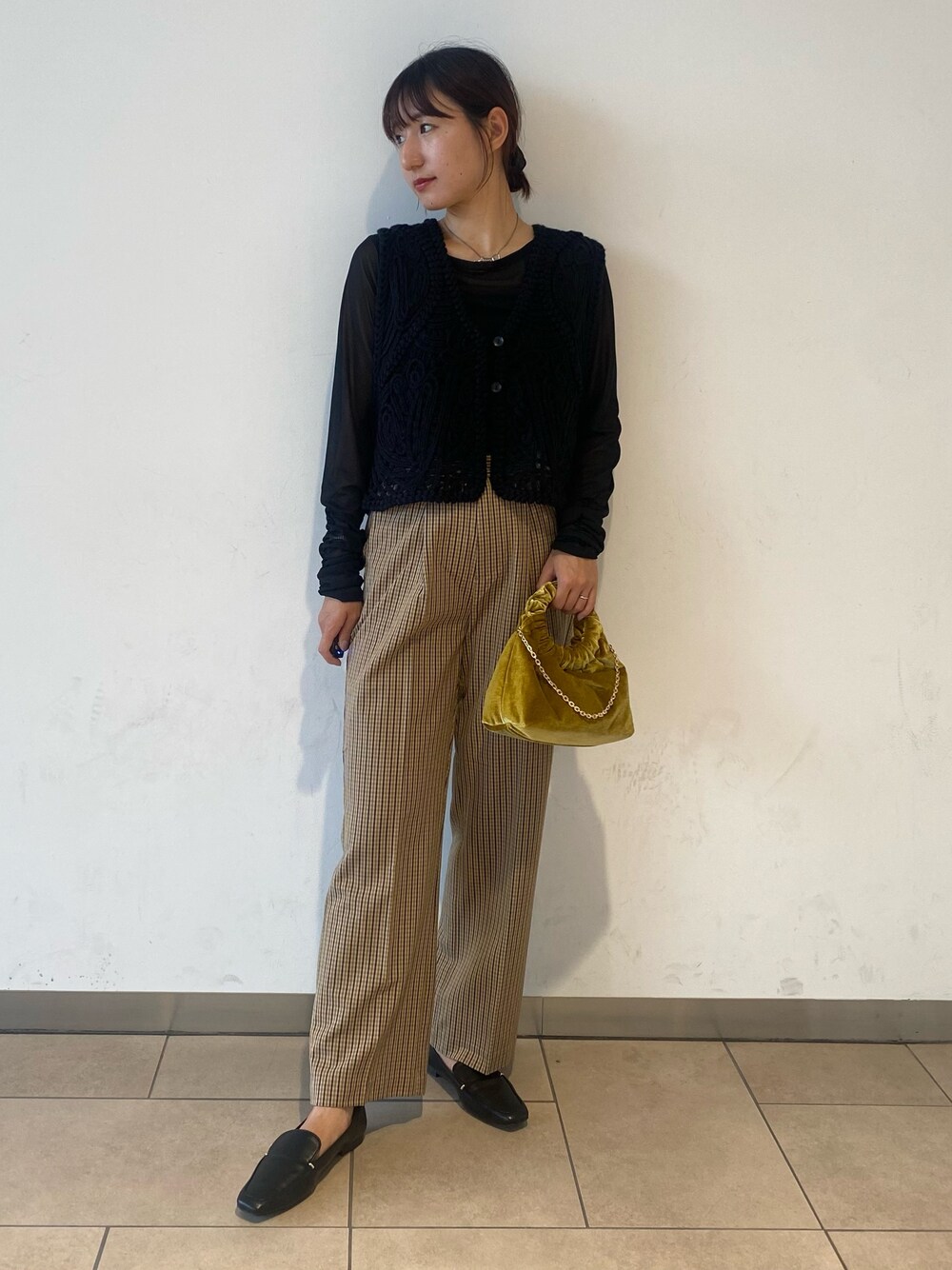 「ブラウン、秋服準備はじめました、ローファー、ベスト、ストレートパンツ、チェック、ベロア、シアートップス、秋コーデ、お出かけコーデ、レイヤードスタイル、きれいめカジュアル、センスオブプレイス、SENSEOFPLACE、アーバンリサーチ」｜「SENSE OF PLACE by URBAN RESEARCHの『TALLサイズ/WEB限定』センタープレスストレートパンツ（スラックス、ブラウン系）」を使った、naoさん（レディース・158cm）の秋コーディネートの1枚目の写真