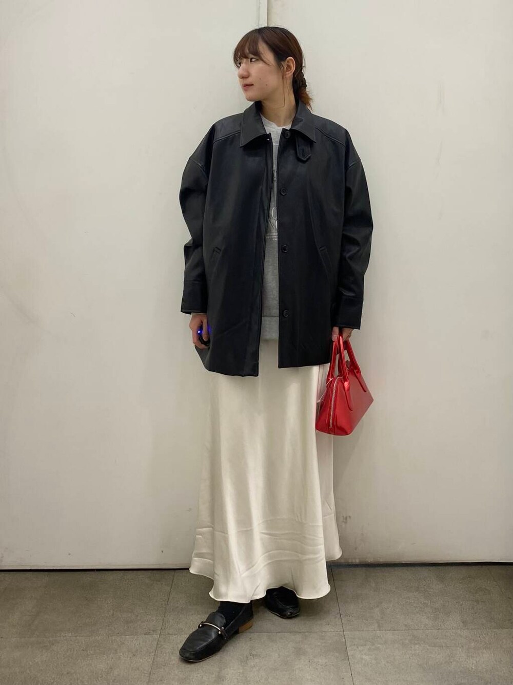 「SENSE OF PLACE by URBAN RESEARCHのハートボストンバッグ（ボストンバッグ、レッド系）」を使った、naoさん（レディース・158cm）の春コーディネートの1枚目の写真