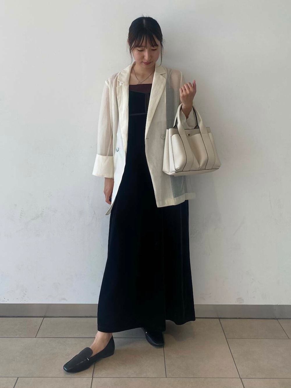 ブラック系のローファー、ホワイト系のトートバッグ、ブラウン系のキャミソールを着用したレディースの秋コーディネートの1枚目の写真