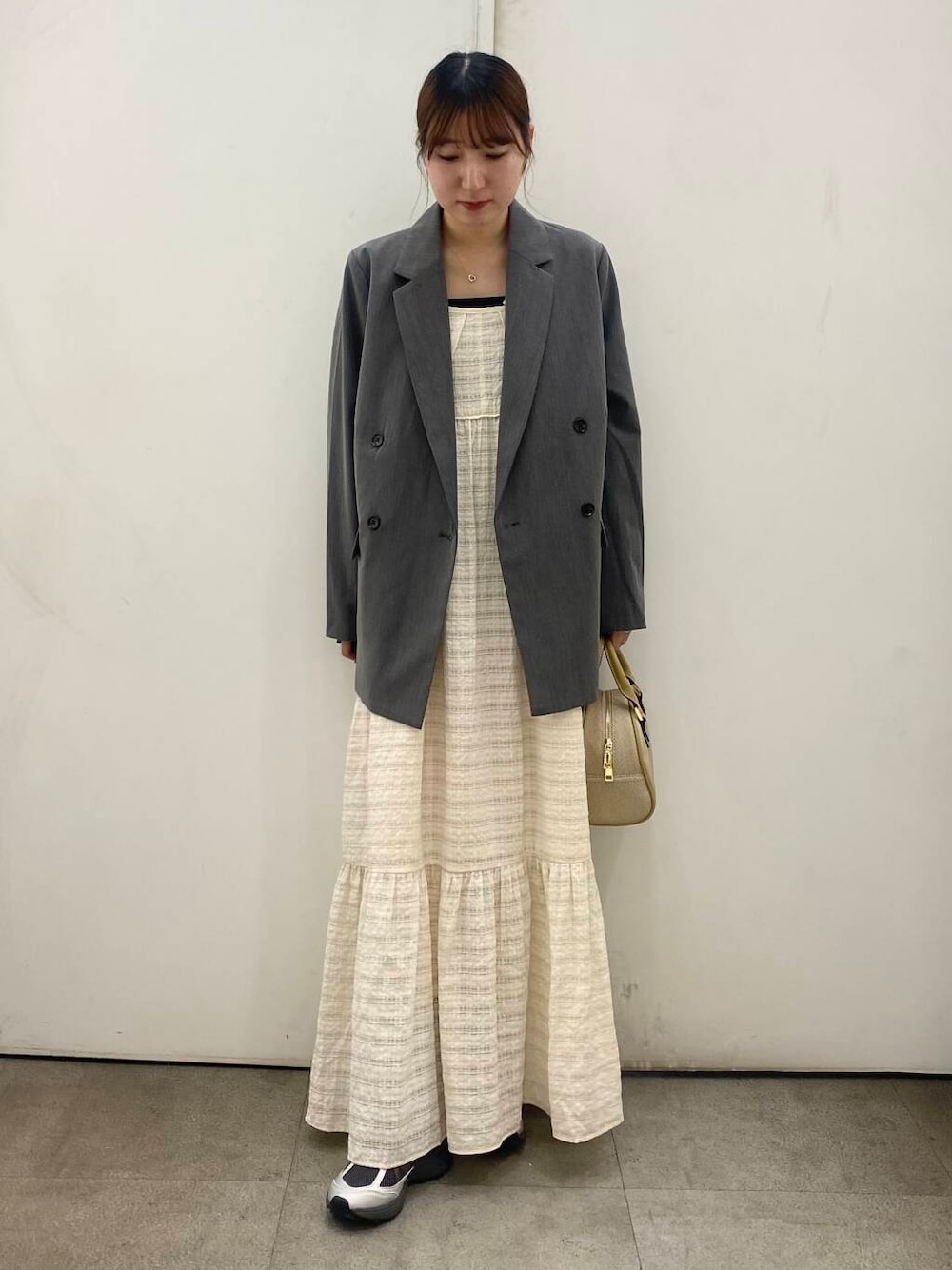 「RODE SKOのラウンドミニボストンバッグ（ボストンバッグ、ベージュ系）」を使った、naoさん（レディース・158cm）の春コーディネートの1枚目の写真