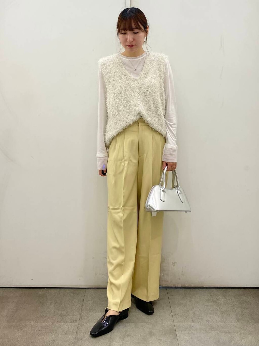「SENSE OF PLACE by URBAN RESEARCHのルーズタックスラックス（スラックス、イエロー系）」を使った、naoさん（レディース・158cm）の春コーディネートの1枚目の写真