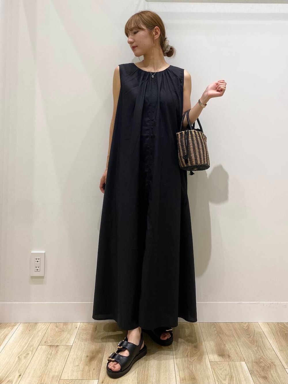 「URBAN RESEARCH DOORSの巾着カゴバッグ（ハンドバッグ、ブラック系）」を使った、naoさん（レディース・158cm）の夏コーディネートの1枚目の写真