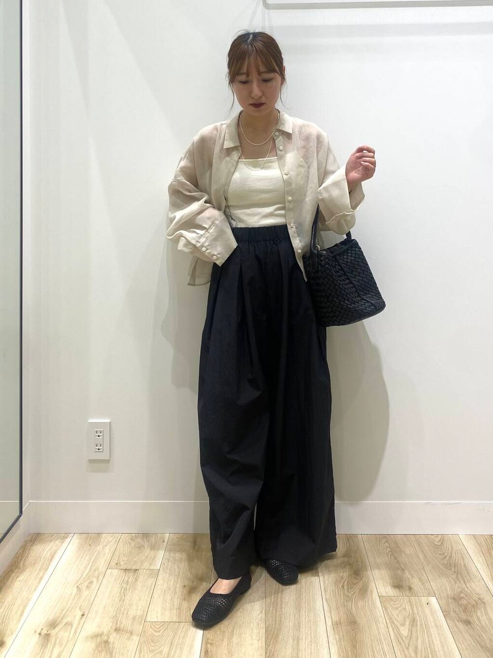 「SENSE OF PLACE by URBAN RESEARCHの『一部WEB限定カラー』ダブルストラップカップツキキャミソール（キャミソール、ホワイト系）」を使った、naoさん（レディース・158cm）の春コーディネートの1枚目の写真