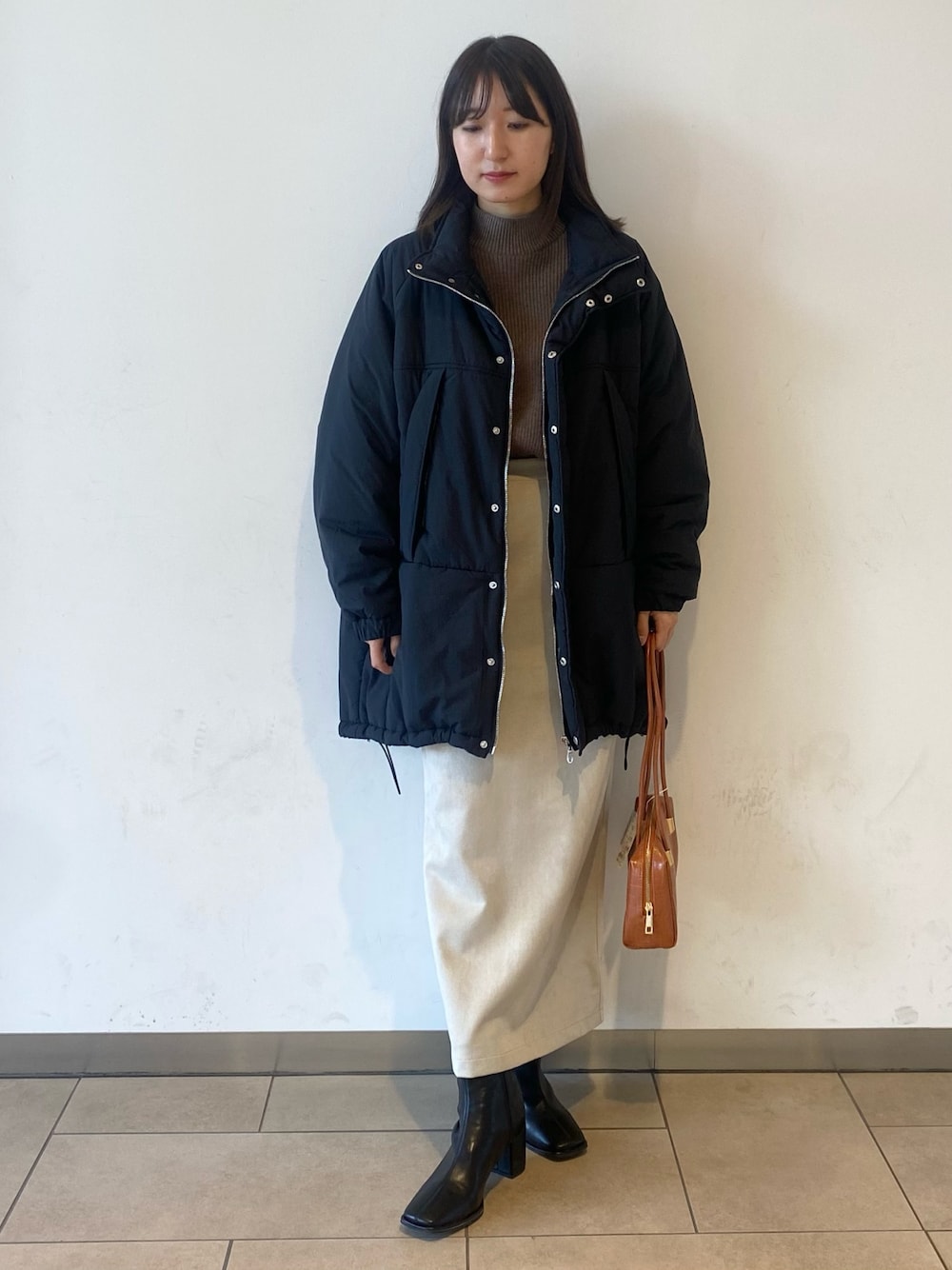 「クリスマスに着たい服、韓国ファッション、おでかけコーデ、休日スタイル、オトナカワイイ、ダウンジャケット、冬アウター、タイトスカート、ブーツ、きれいめカジュアル、プチプラコーデ、ママファッション、センスオブプレイス、SENSEOFPLACE、アーバンリサーチ」｜「SENSE OF PLACE by URBAN RESEARCHの『柴田ひかりさん着用』スクエアトウセンターシームストレッチブーツ（ブーツ、ブラック系）」を使った、naoさん（レディース・158cm）の冬コーディネートの1枚目の写真