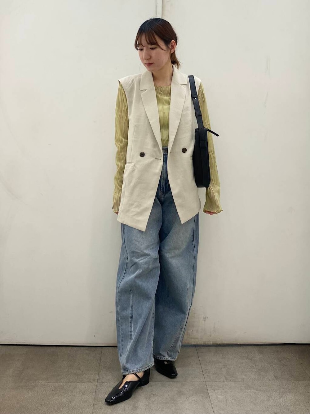 「SENSE OF PLACE by URBAN RESEARCHのメタリックポインテッドシューズ（パンプス、ブラック系）」を使った、naoさん（レディース・158cm）の春コーディネートの1枚目の写真