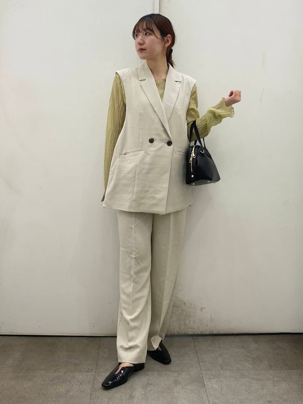 「SENSE OF PLACE by URBAN RESEARCHのメタリックポインテッドシューズ（パンプス、ブラック系）」を使った、naoさん（レディース・158cm）の春コーディネートの1枚目の写真