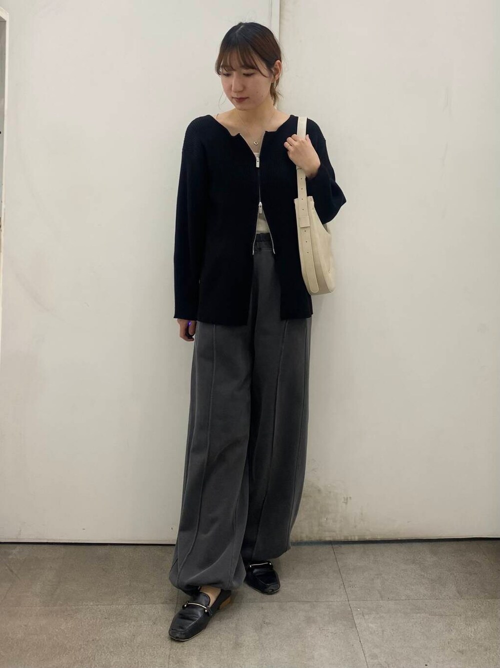 「SENSE OF PLACE by URBAN RESEARCHのハーフムーンバッグ（ショルダーバッグ、ベージュ系）」を使った、naoさん（レディース・158cm）の春コーディネートの1枚目の写真