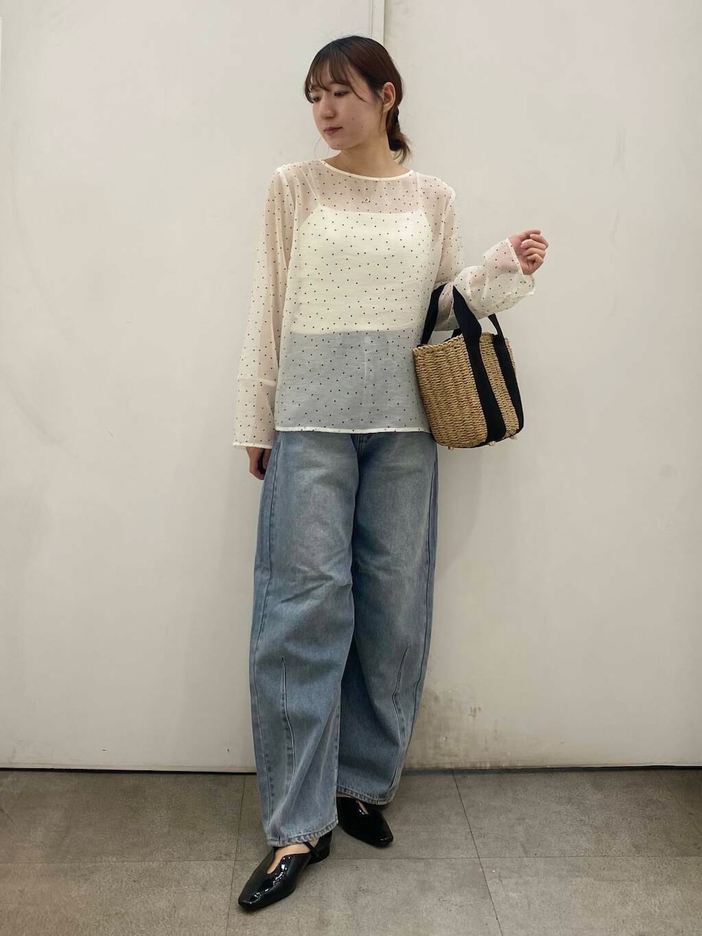 「RODE SKOのナチュラルカゴバッグ（ハンドバッグ、ホワイト系）」を使った、naoさん（レディース・158cm）の春コーディネートの1枚目の写真