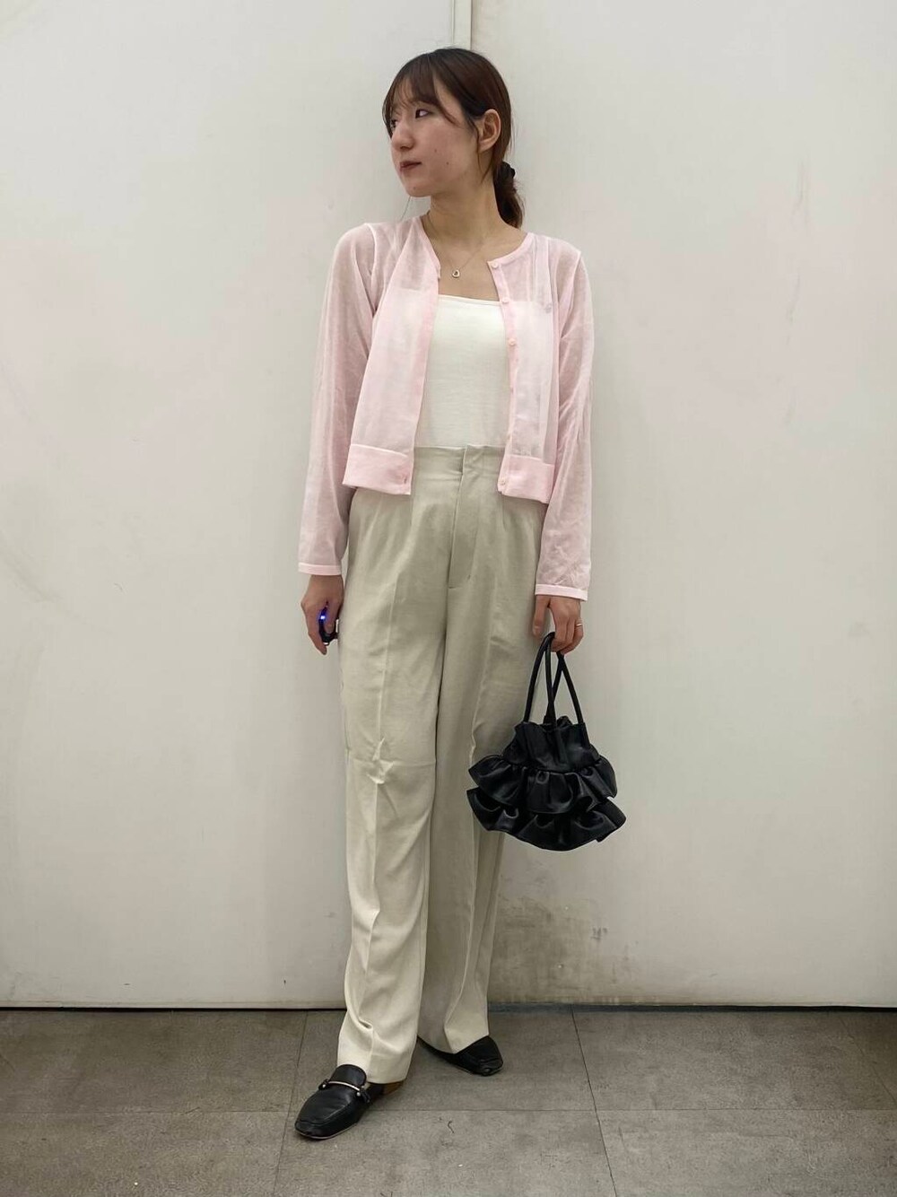 「SENSE OF PLACE by URBAN RESEARCHの『一部WEB限定カラー』ダブルストラップカップツキキャミソール（キャミソール、ホワイト系）」を使った、naoさん（レディース・158cm）の春コーディネートの1枚目の写真