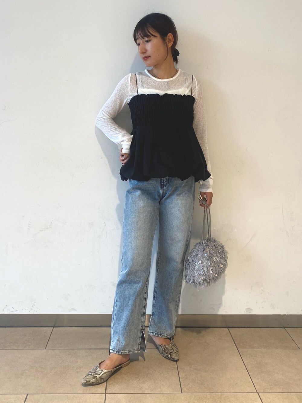 「秋服準備はじめました、シンプルコーデ、秋コーデ、大人かわいい、お出かけコーデ、デニムコーデ、大人カジュアル、デートコーデ、きれいめカジュアル、ビスチェ、デニム、センスオブプレイス、SENSEOFPLACE、アーバンリサーチ」｜「SENSE OF PLACE by URBAN RESEARCHのシャーリングバルーンビスチェ（ベスト、ブラック系）」を使った、naoさん（レディース・158cm）の秋コーディネートの1枚目の写真