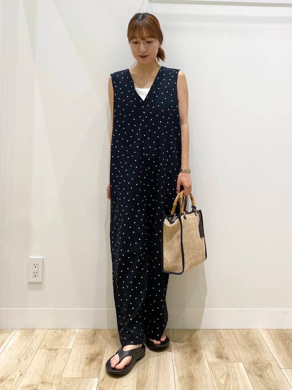 「OOFOSのOOFOS　Ooriginal（サンダル、ブラック系）」を使った、naoさん（レディース・158cm）の春コーディネートの1枚目の写真